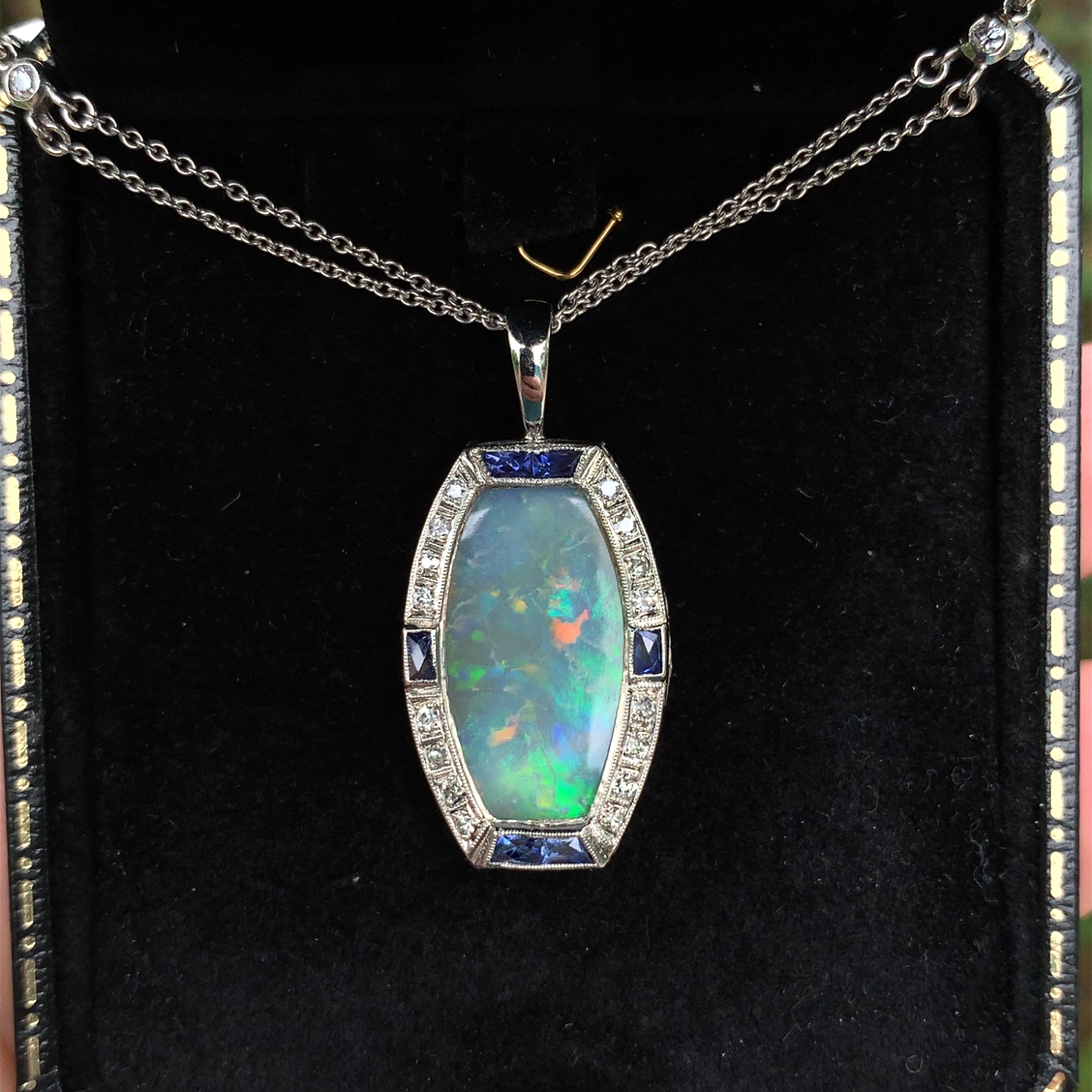 Pendentif Art Déco en platine 9,24 carats en opale avec diamants et saphirs synthétiques en vente 5