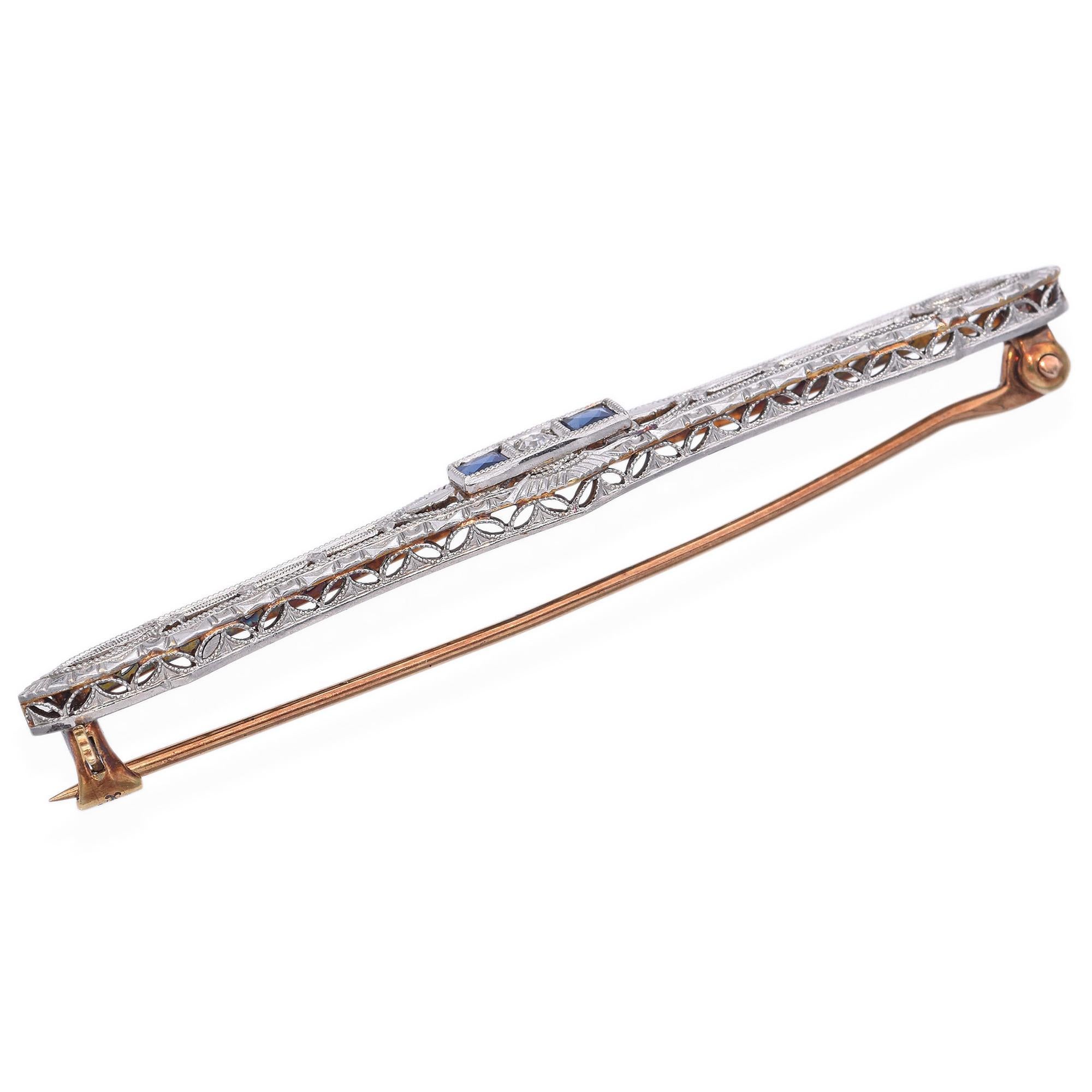 Art Deco Platinum and 14k Gold Sapphire and Diamond Bar Brooch In Good Condition For Sale In New York, NY
