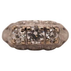 Anello Art Deco in platino e oro bianco 18 carati con tre pietre di diamante europeo antico