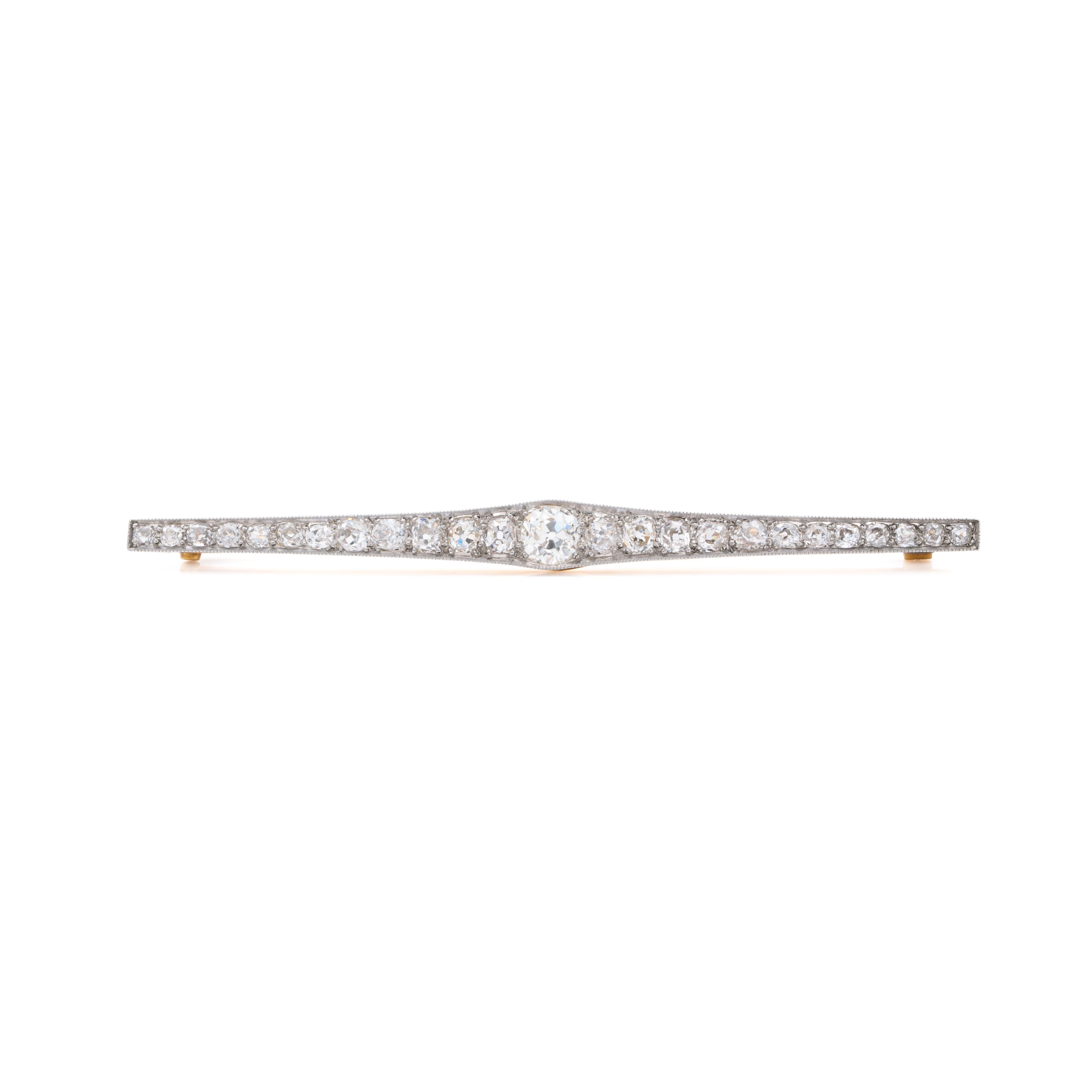 Broche Art Déco en platine et or jaune 18 carats avec 3,20 carats de diamants anciens de taille européenne
Le diamant central est de 0,85 ct. 
C.I.C. 
3.4