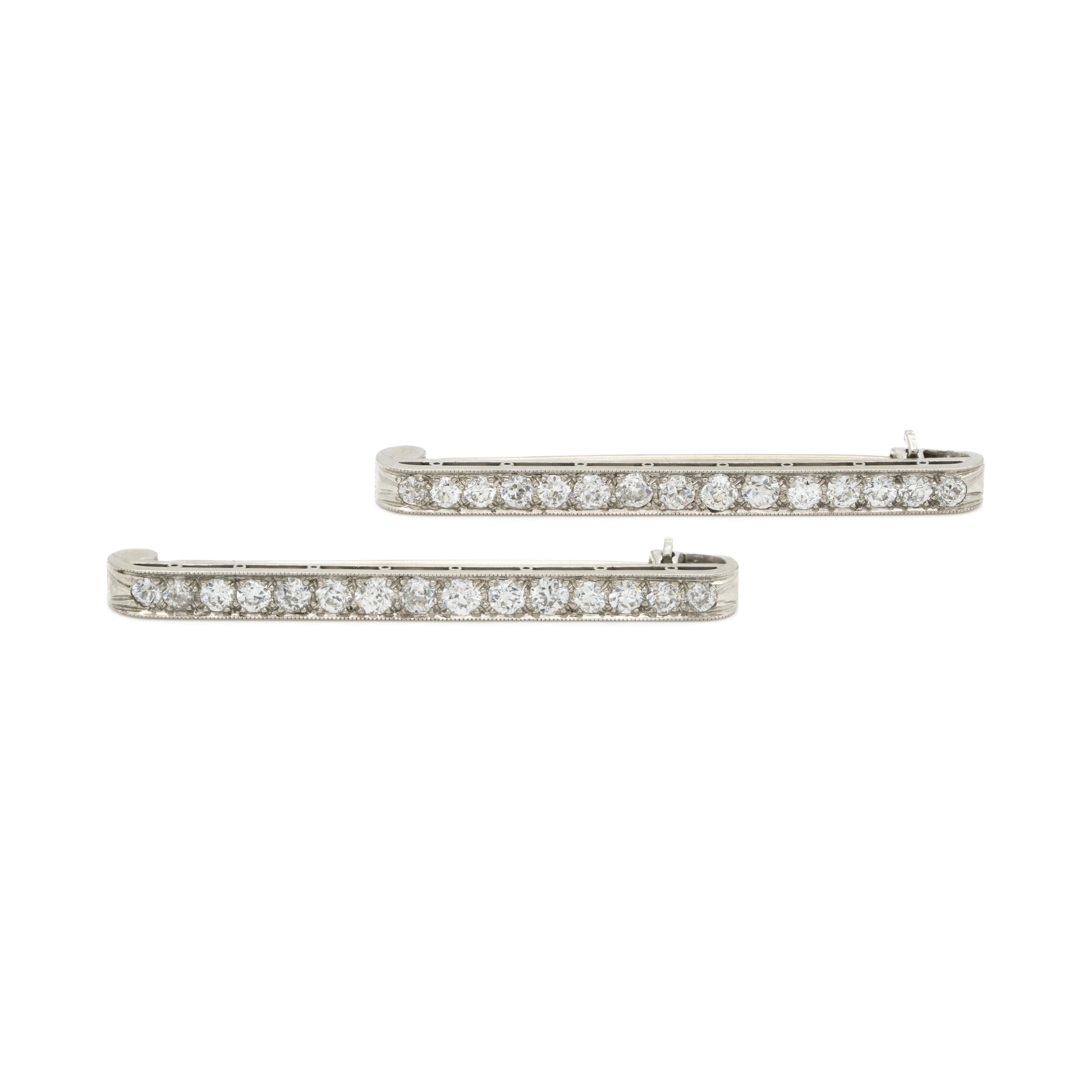 Coppia di spille a barretta Art Deco in platino e diamanti da 2,0 carati, 1925 ca.

Periodo: Edwardiano
Anno: 1925 circa
Materiale: Platino e 2,0cts. Diamanti antichi con taglio europeo
Peso: 6,42 g (peso della coppia)
Altezza: 38,7 mm/1,52 pollici