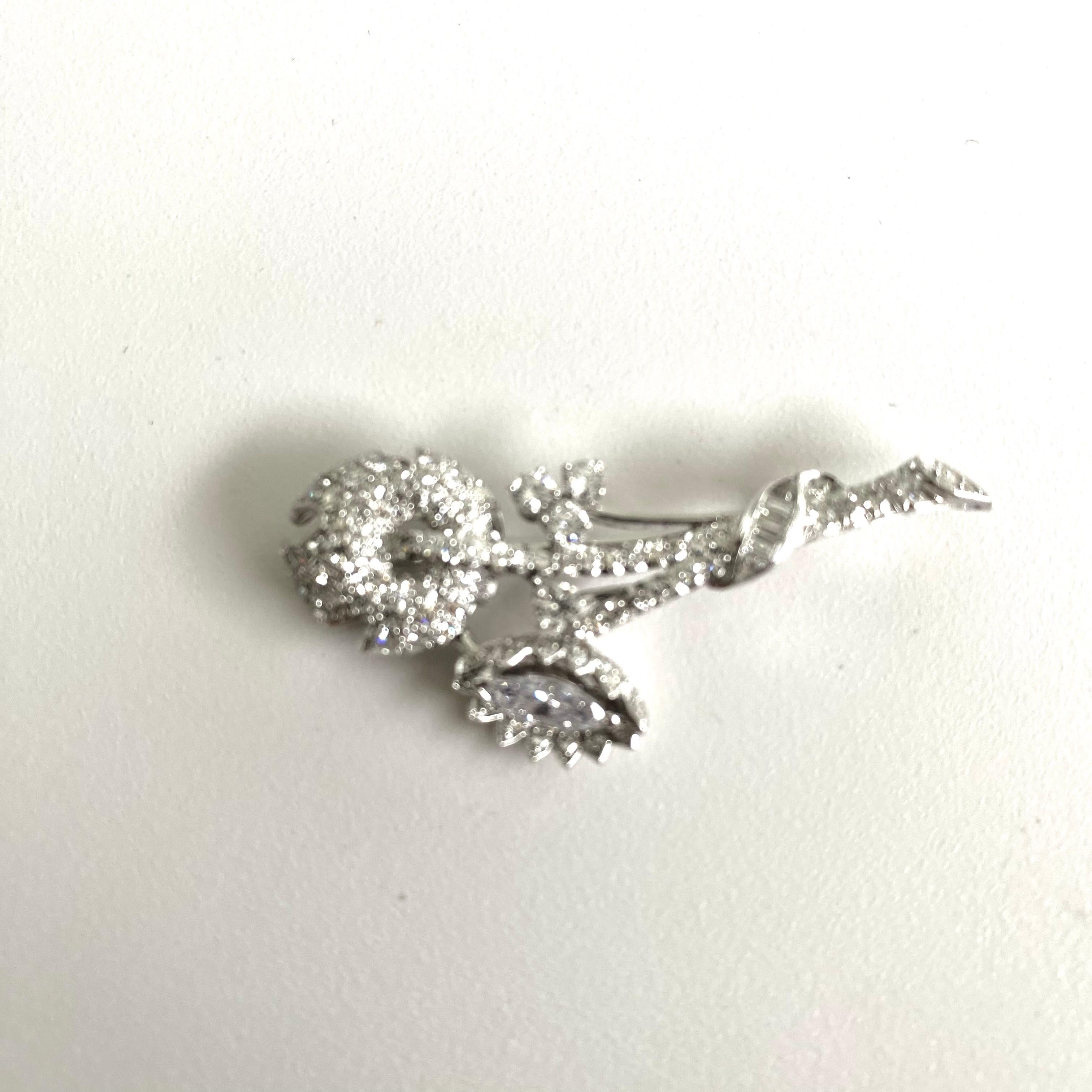 Women's or Men's Art Deco Platinum and Diamond 3.13 Carat Floral 1920th Rare 1.65 Inch Brooch For Sale