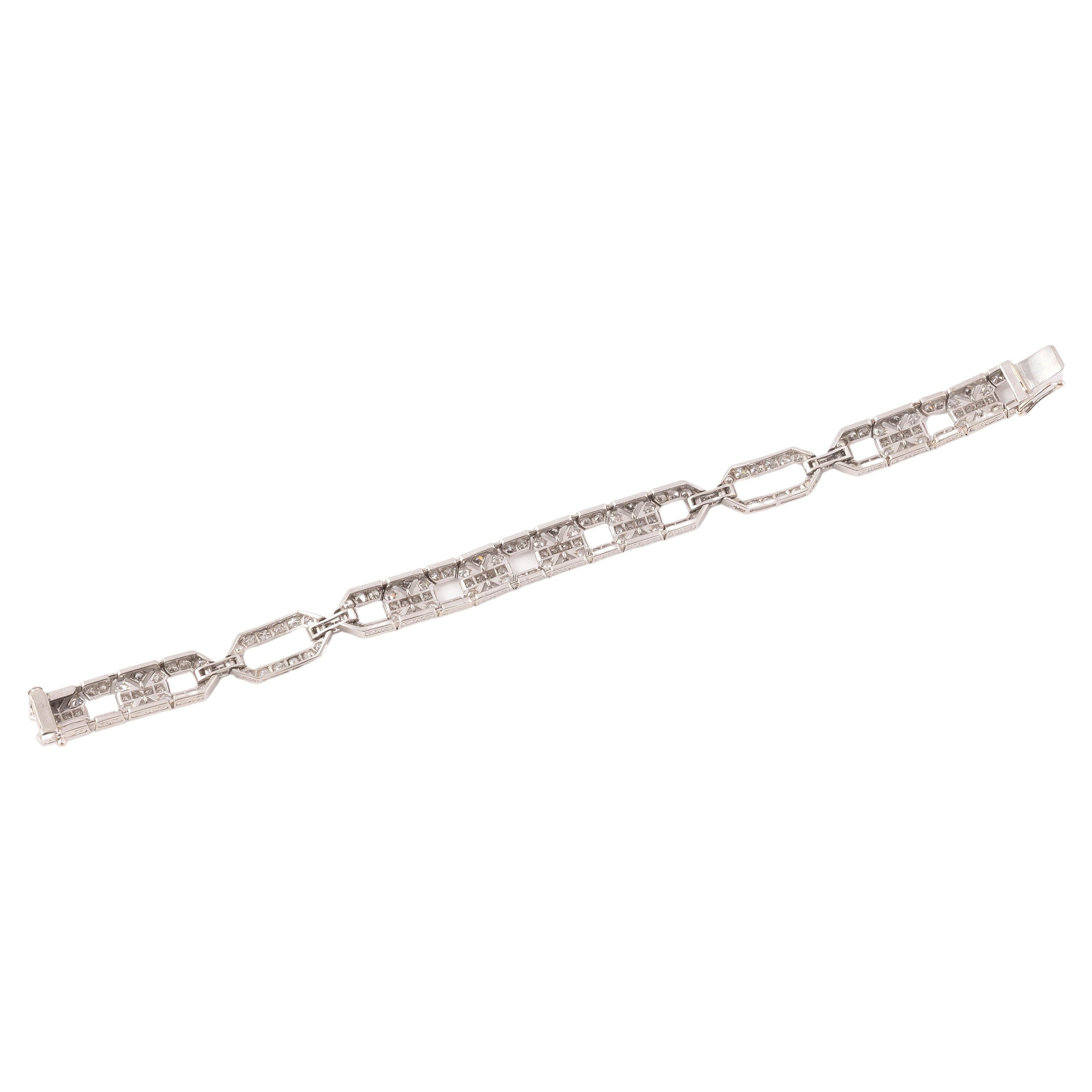 Flexibles Armband aus Platin, bestehend aus geometrischen, durchbrochenen Gliedern, die vollständig mit Diamanten im Altschliff (ca. 6ct) besetzt sind. Länge: 18,5 cm. Gewicht: 27,2 g.