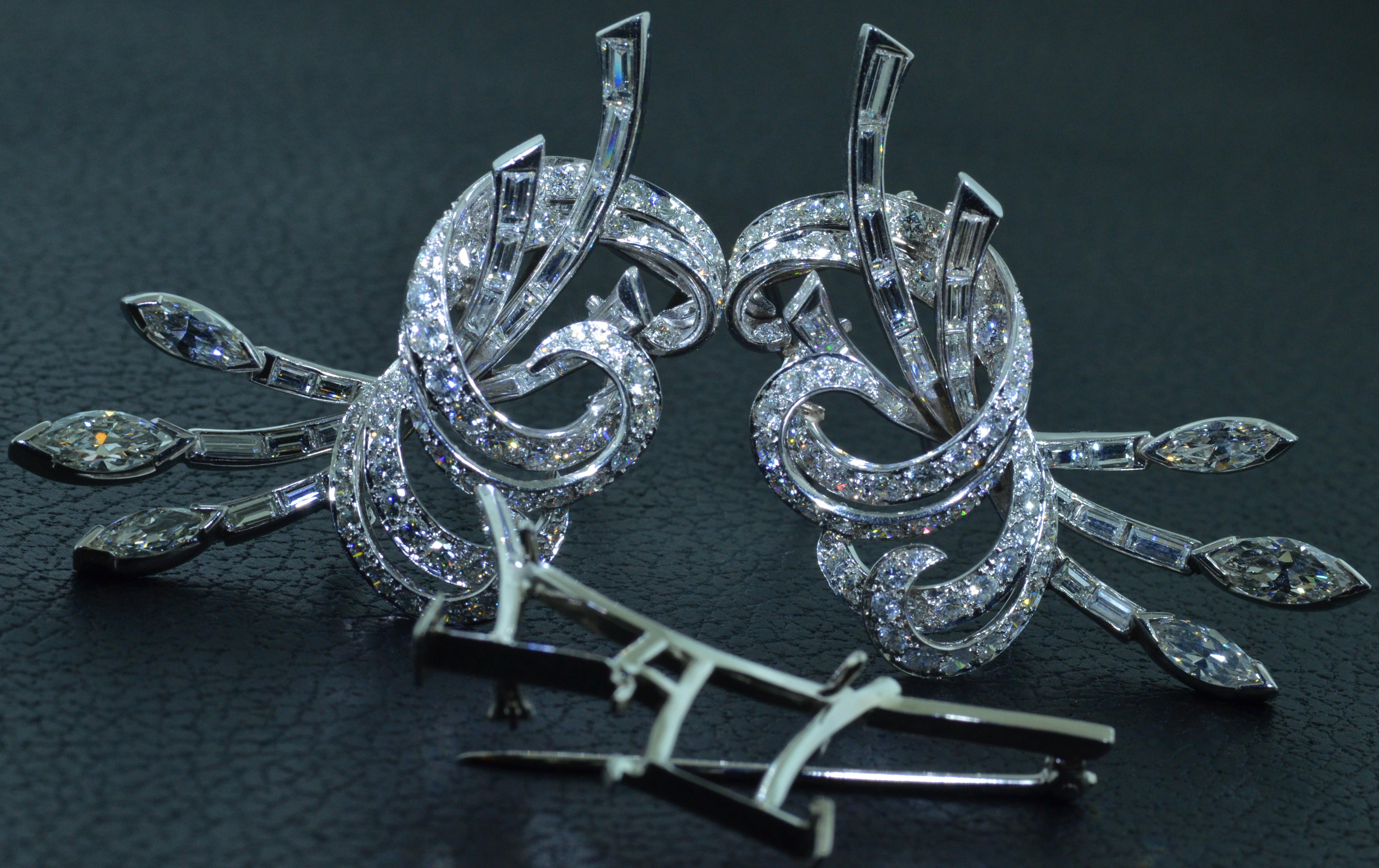 Art Deco Platinum and Diamond Double Clip Brooch and Pendant Combination In Excellent Condition For Sale In Warrington, PA