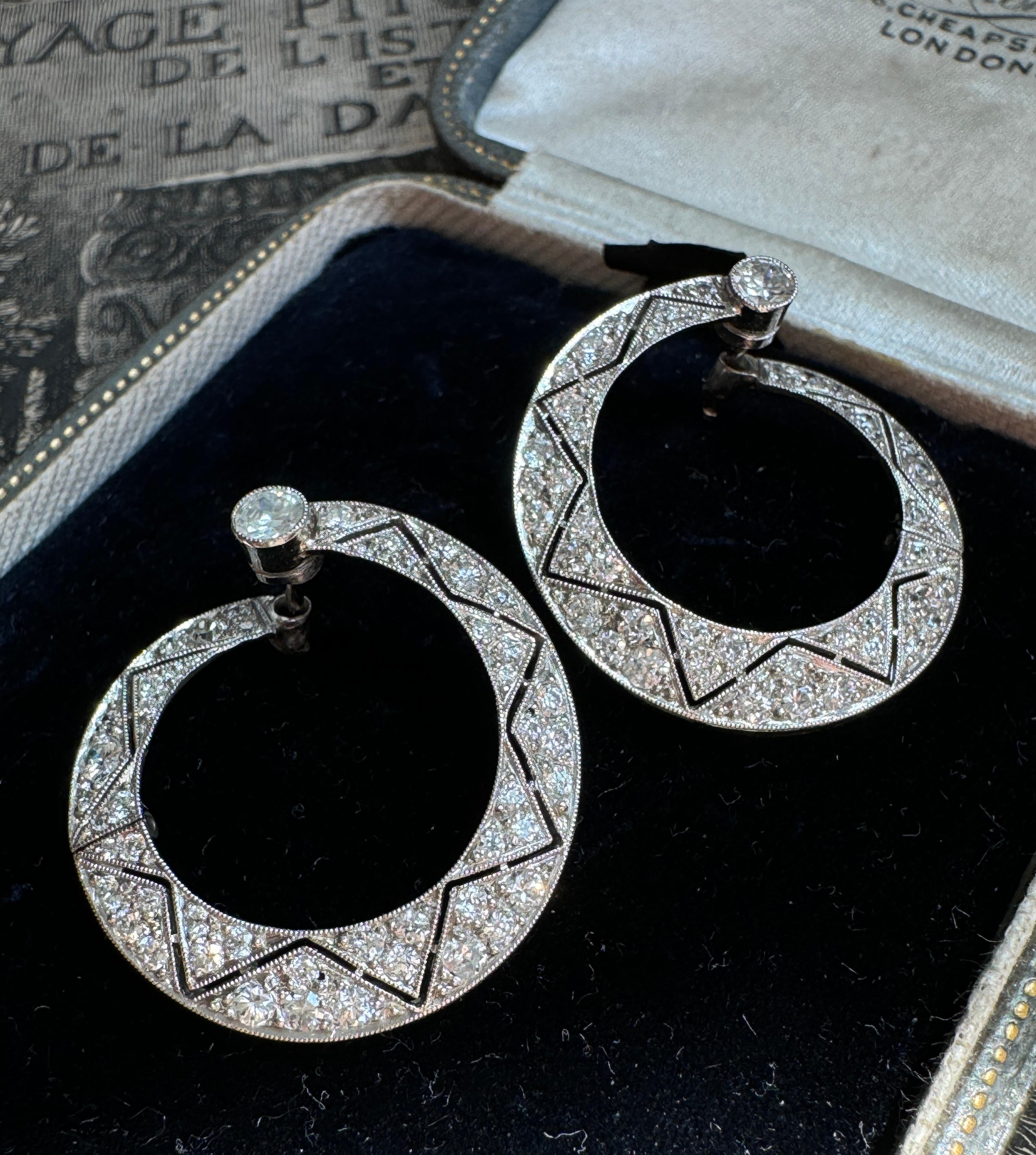 Estos aros de diamantes frontales, atemporales y elegantes, están destinados a convertirse en tus nuevos pendientes favoritos. Estos sueños Art Déco, que datan de los años 20, son ligeros y fáciles de llevar. Fabricados a mano con maestría en
