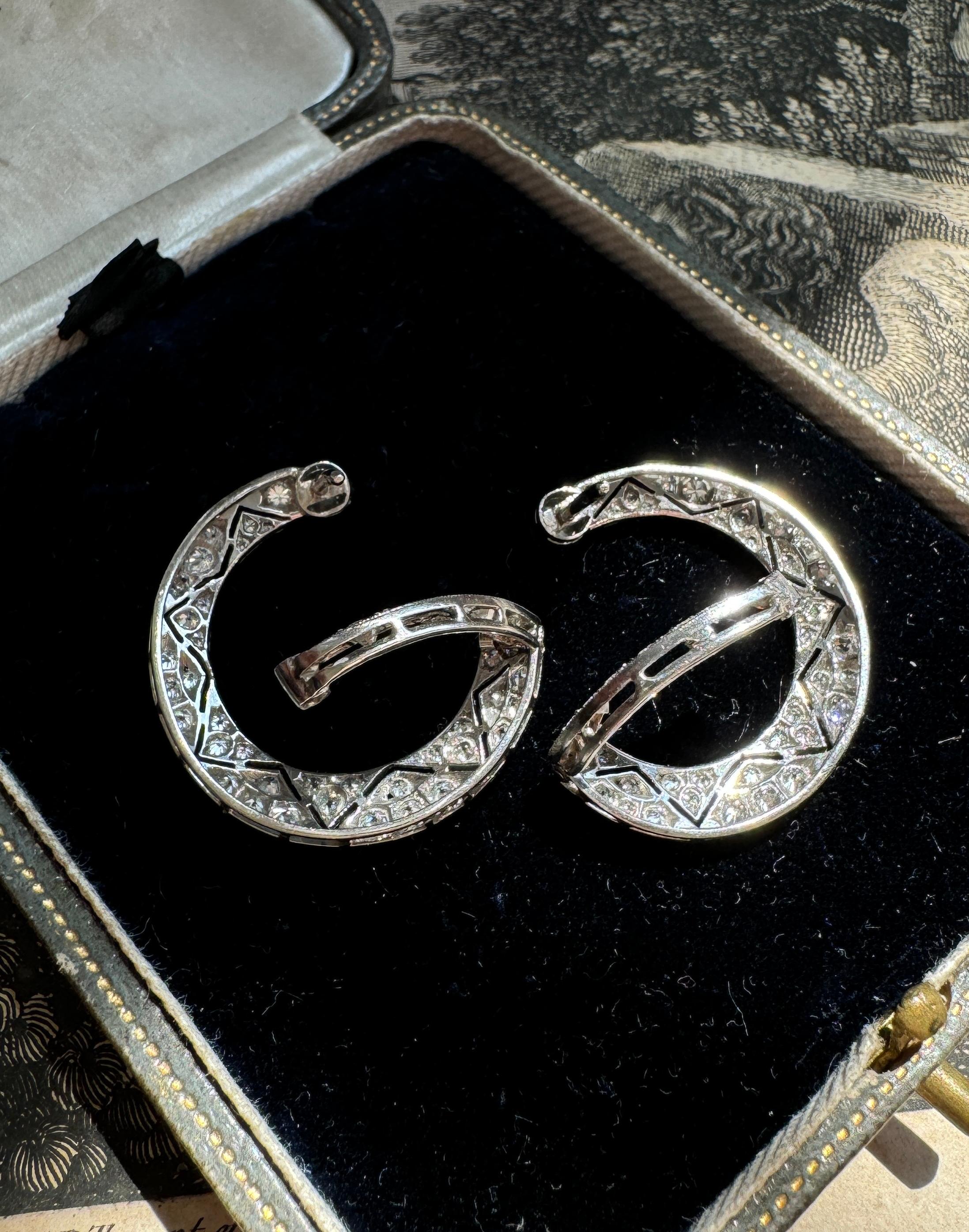 Pendientes de aro Art Déco de platino y diamantes hacia delante Art Decó en venta