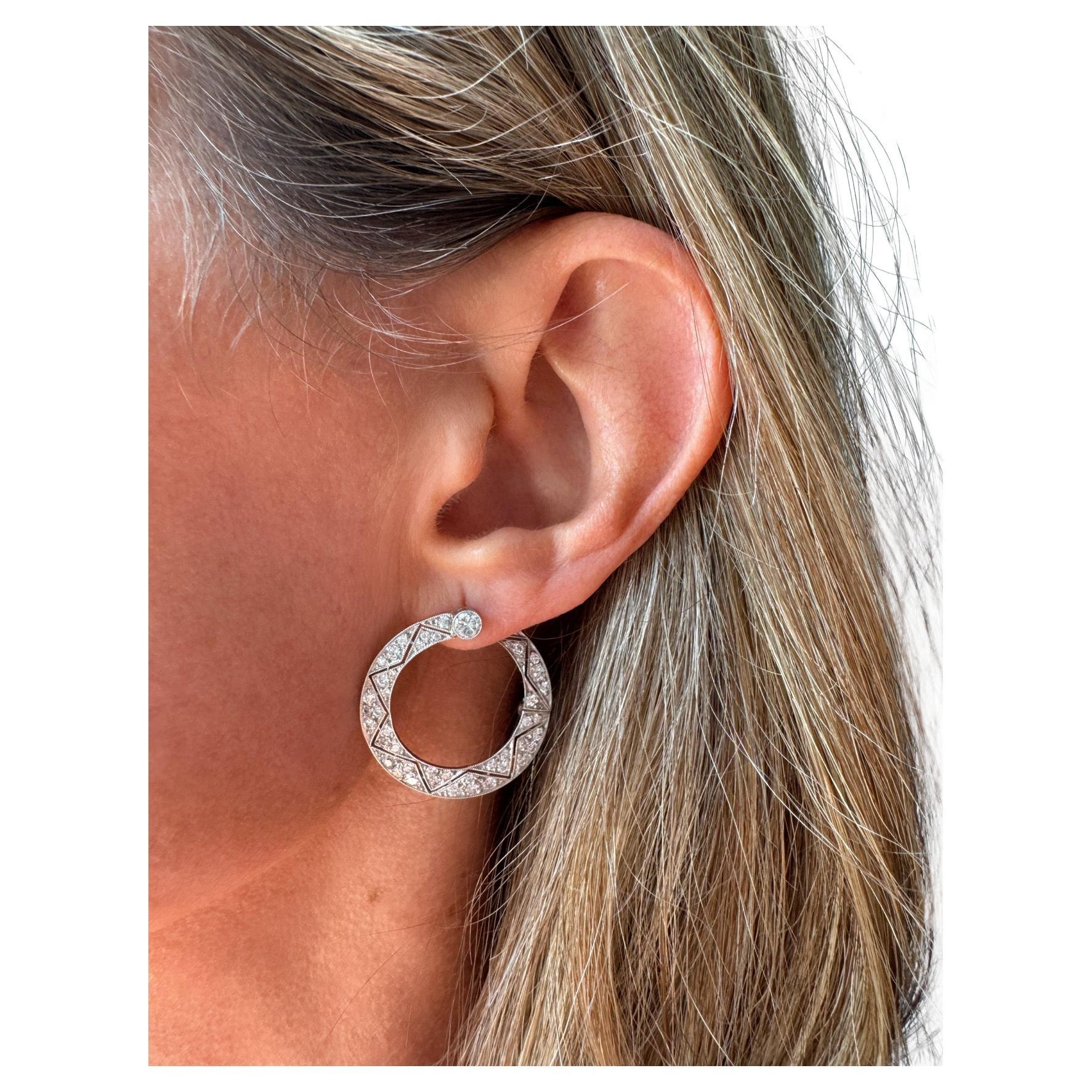 Pendientes de aro Art Déco de platino y diamantes hacia delante en venta