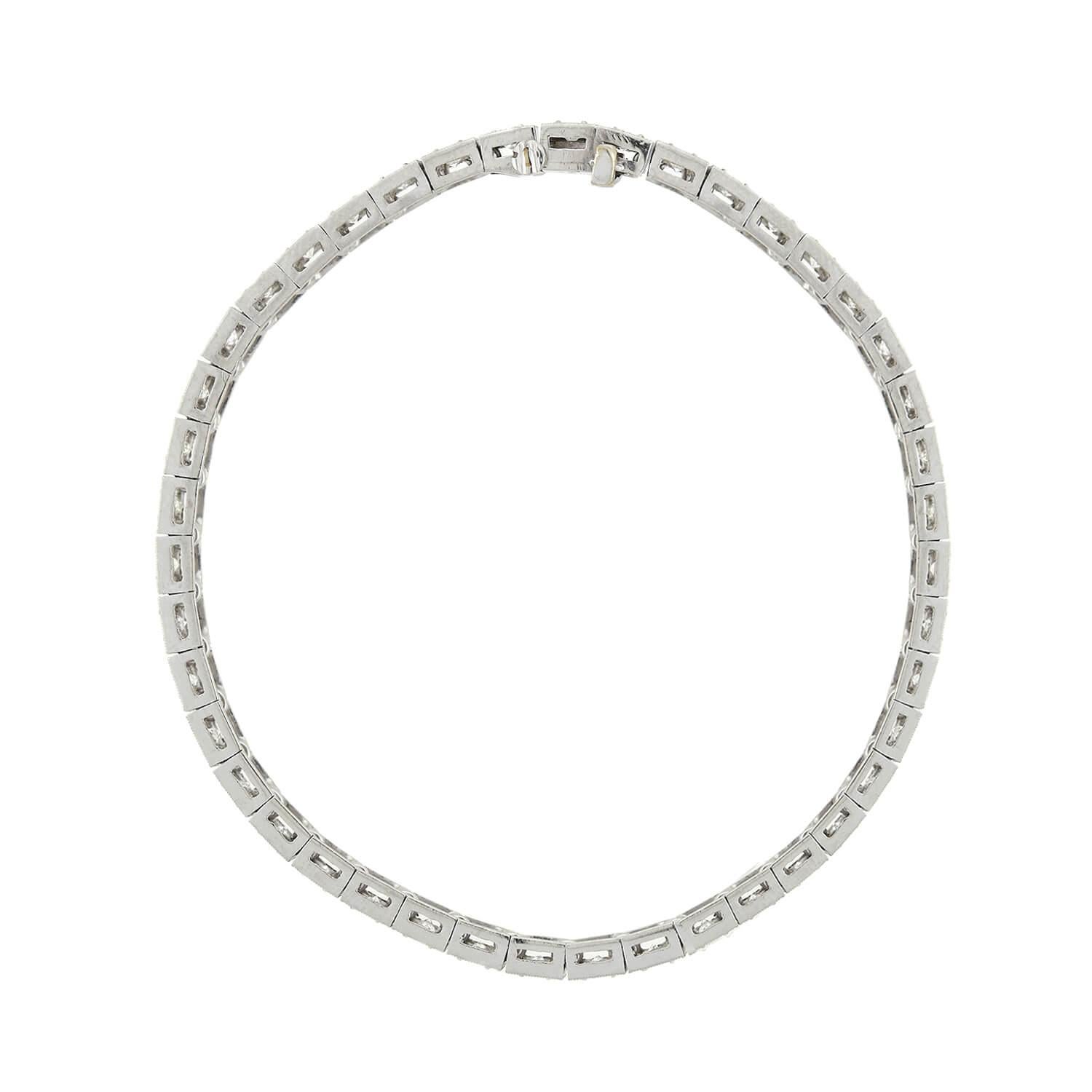 Un incroyable bracelet à ligne de diamants de l'époque Art Déco (ca1920) ! Réalisée en platine, cette superbe pièce est composée de 42 maillons au total, chacun orné d'un diamant taille ancienne européenne. Les diamants étincelants sont sertis à