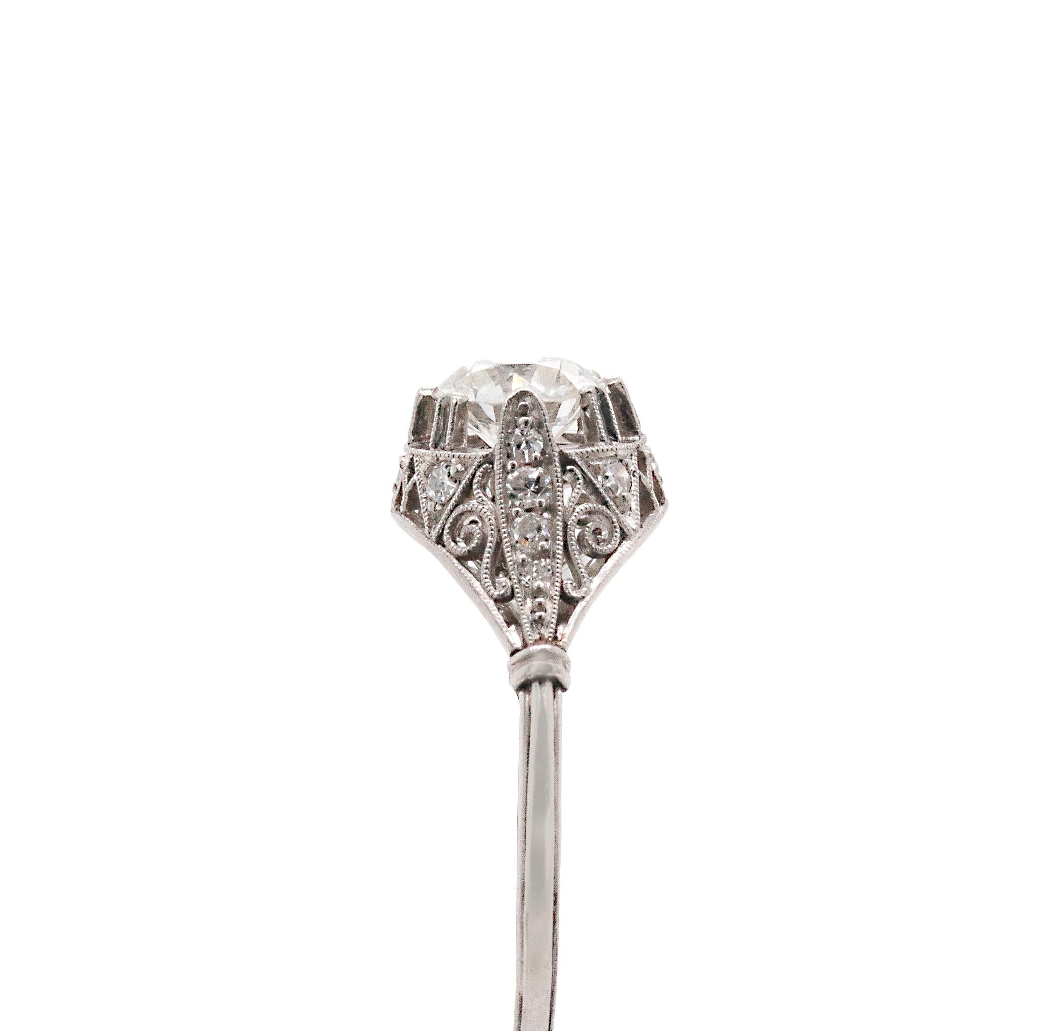 Art Deco Platinum and Diamond Ring With Exquisite Filigree Detailing In Good Condition For Sale In London, GB