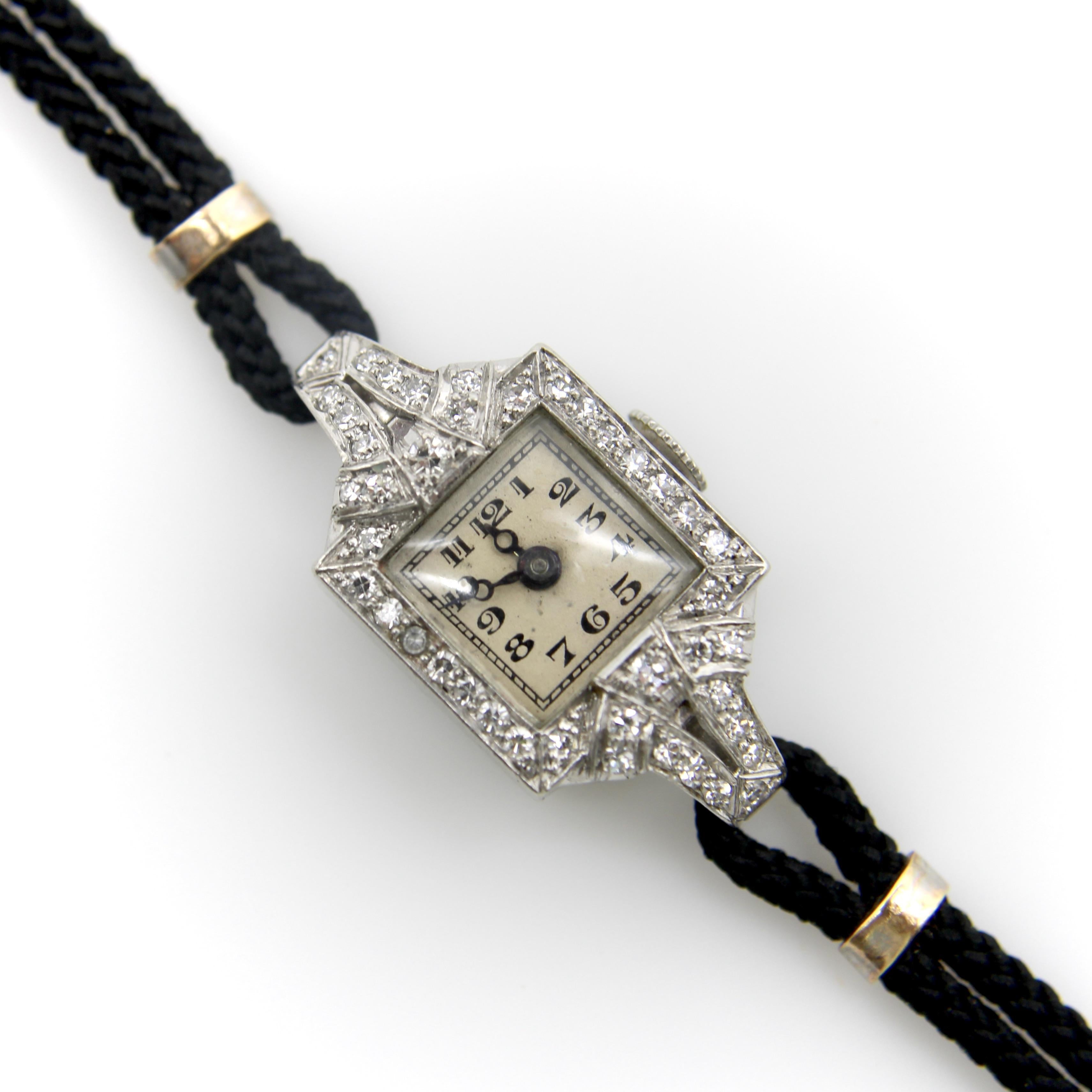 Voici une superbe montre-bracelet Art déco en platine et diamants de Concord. La lunette et les cornes de cette montre contiennent 42 diamants taille unique sertis en perle, soit environ 0,25 carat. Les dimensions du boîtier sont d'environ 26 x 14