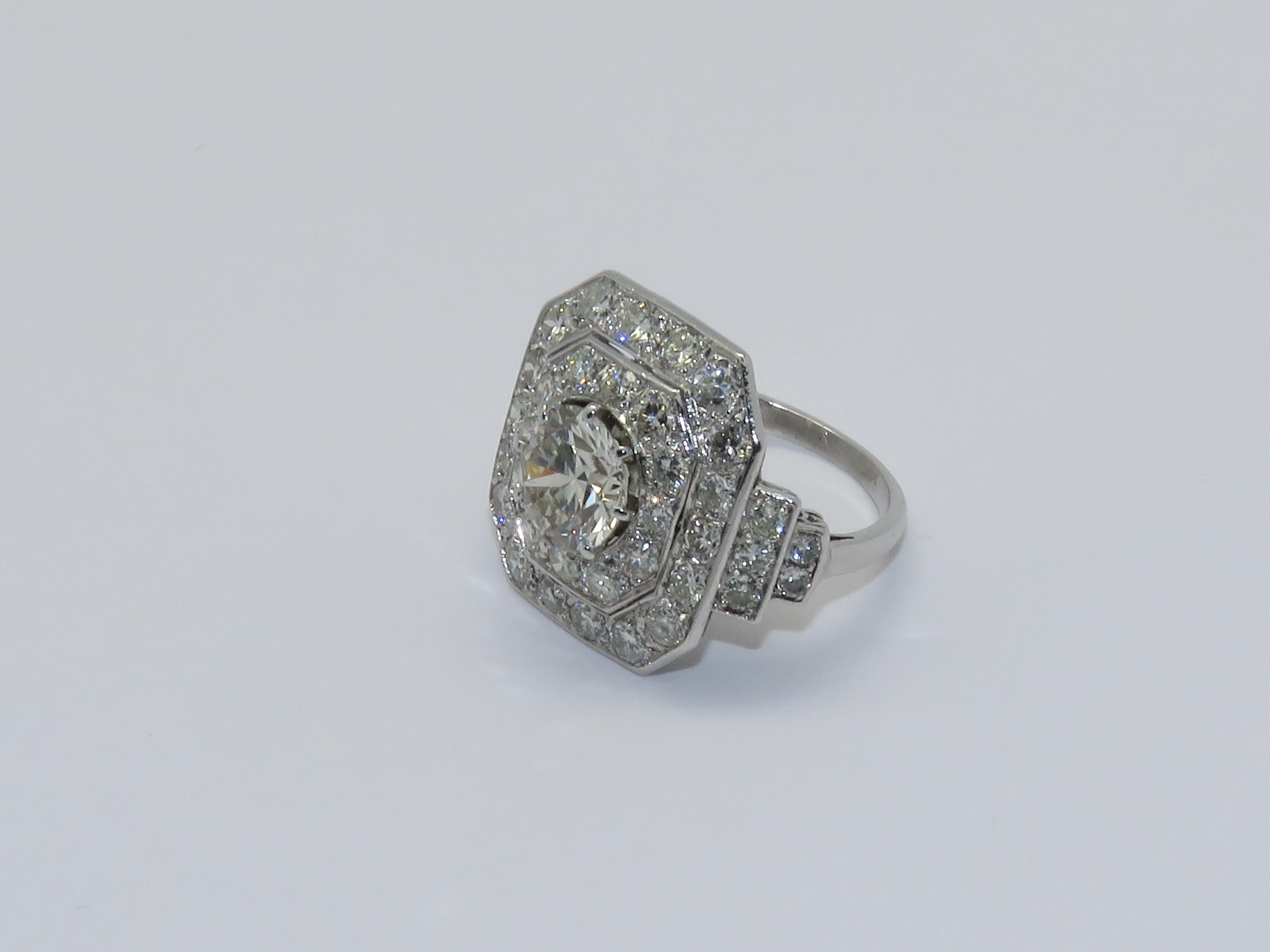 The central diamond weight 2 ct approximately and the total weight of the diamonds is 2.50 ct.

The ring size is 53    6 1/4 US

Measurements:
Height: 0.98 in ( 2.50 cm )     Lenght: 0.87 in ( 2.20 cm )      Width: 0.79 in ( 2 cm )      Weight: 7.78
