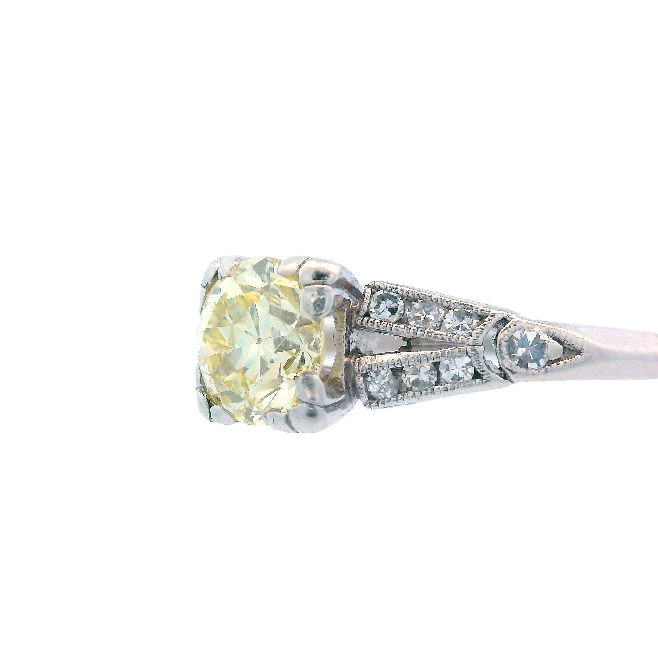 Cette beauté Art déco réunit de superbes diamants blancs et une pierre centrale en diamant jaune, le tout sur une magnifique monture en platine en forme de V fendu. Cette bague arbore l'élégance intemporelle des bijoux Art déco ! La monture unique