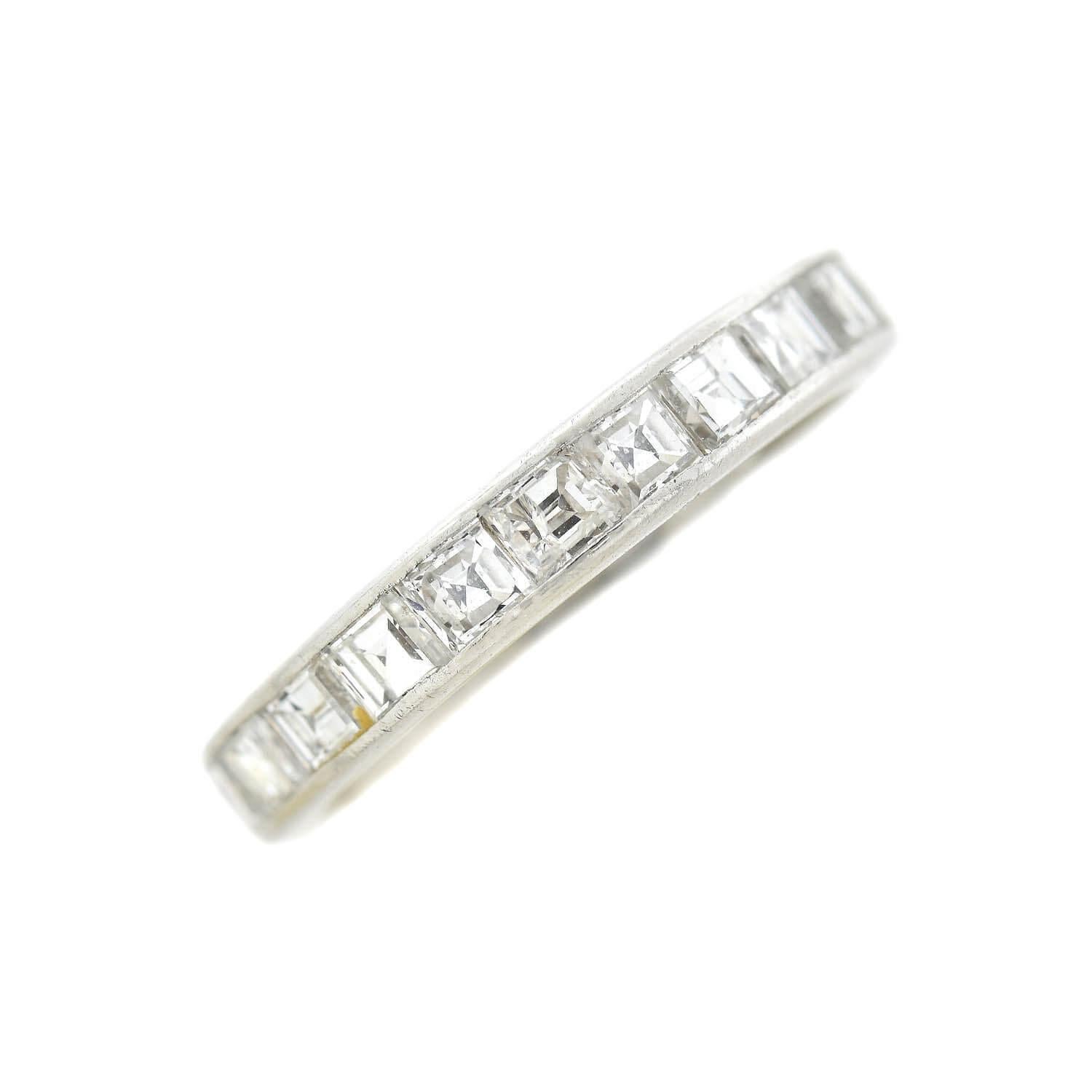 Platin- und Quadratschliff-Diamant-Eternity-Ring im Art déco-Stil 3ctw (Carréeschliff) im Angebot