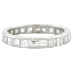 Platin- und Quadratschliff-Diamant-Eternity-Ring im Art déco-Stil 3ctw