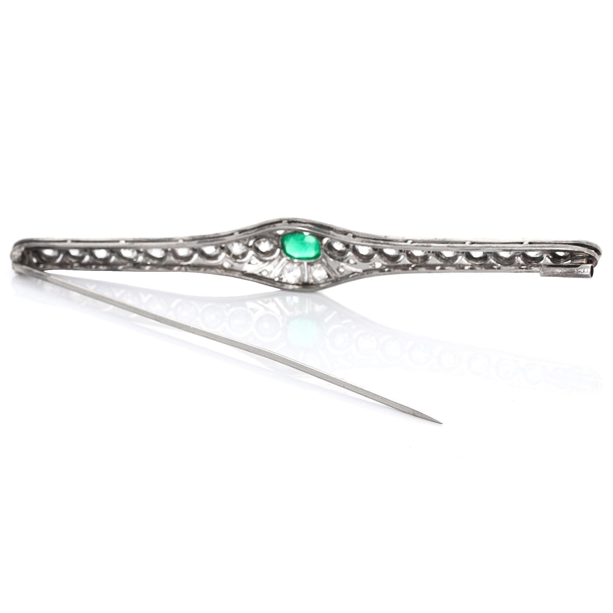 Antike Smaragd- und Diamant-Bar-Brosche aus Platin im Art déco-Stil (Kissenschliff) im Angebot