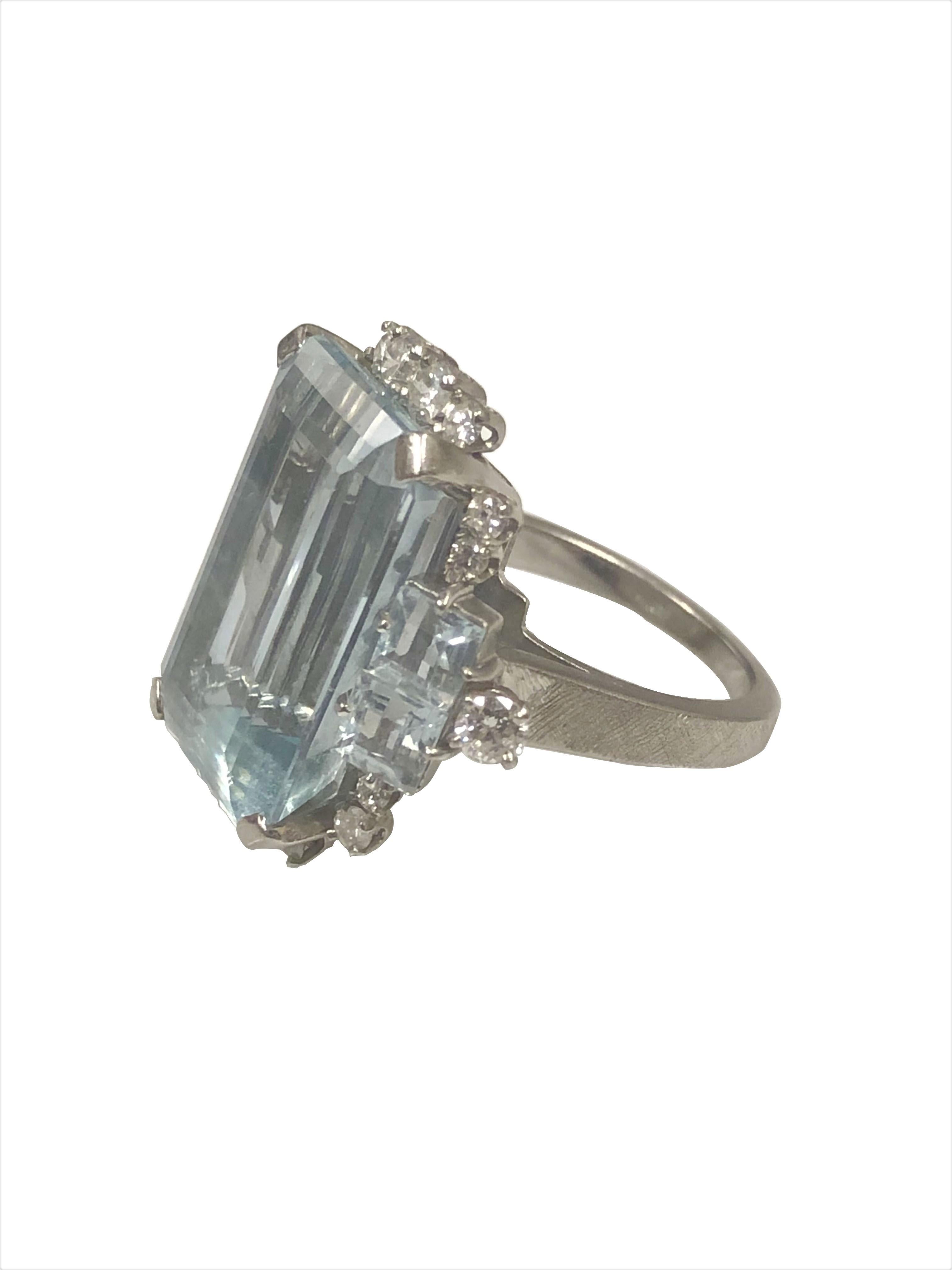 Art Deco Platinum Aquamarine and Diamond Ring In Excellent Condition In Chicago, IL