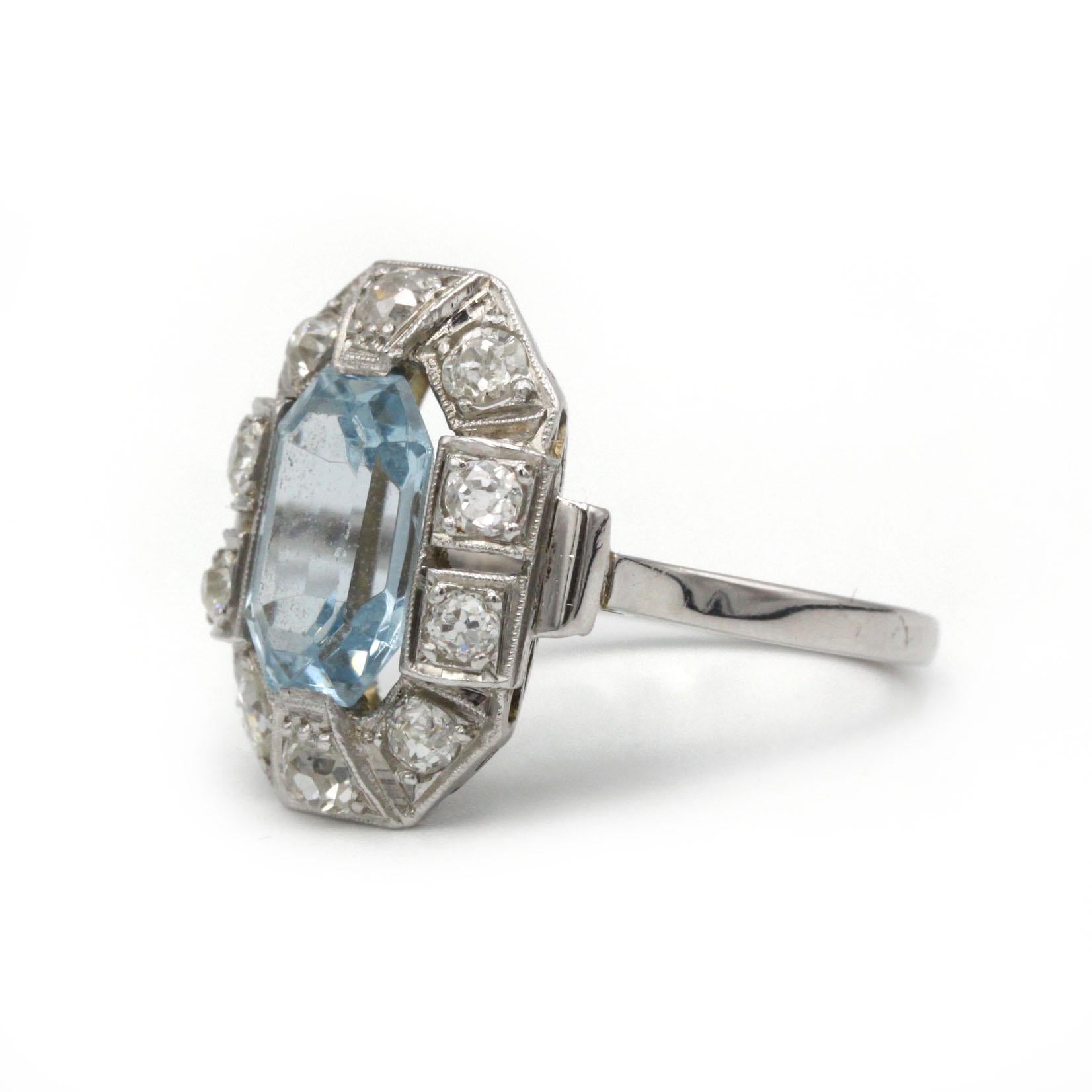 Anillo Art Déco de Platino con Aguamarina y Racimo de Diamantes Mina Antigua Art Decó en venta