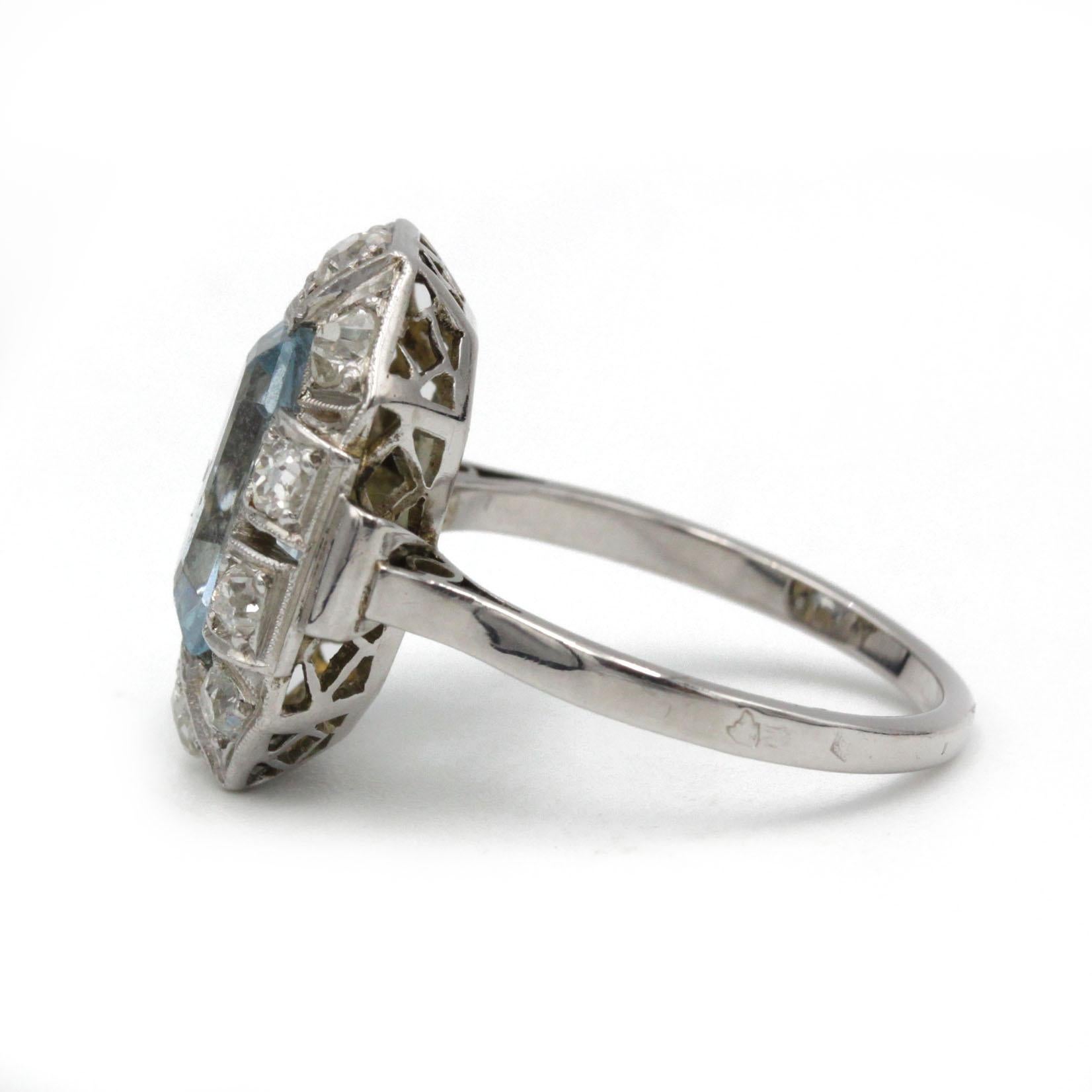 Anillo Art Déco de Platino con Aguamarina y Racimo de Diamantes Mina Antigua Corte esmeralda en venta