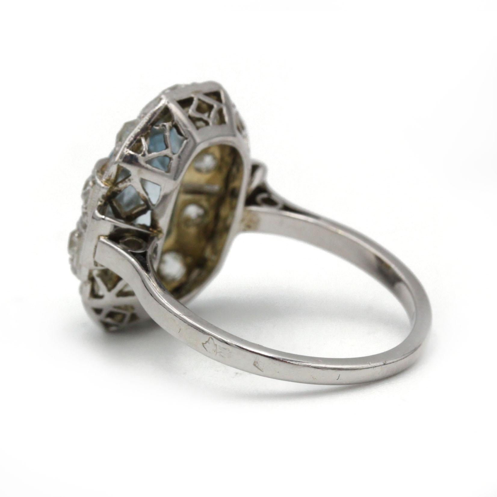 Anillo Art Déco de Platino con Aguamarina y Racimo de Diamantes Mina Antigua en Bueno estado para la venta en MONTMORENCY, FR