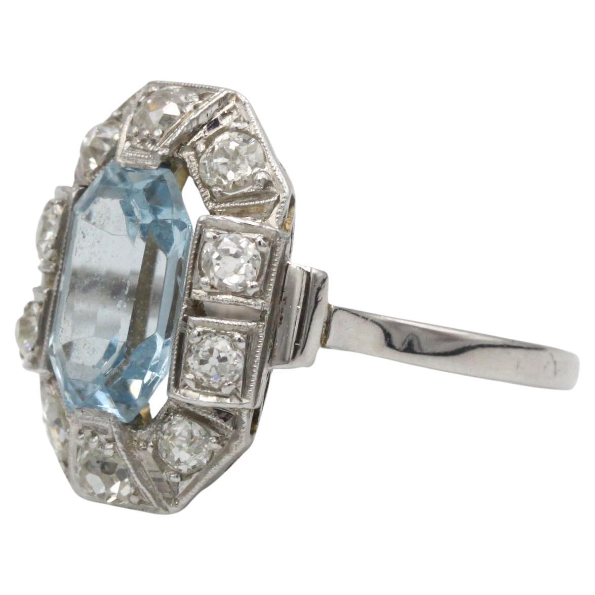 Anillo Art Déco de Platino con Aguamarina y Racimo de Diamantes Mina Antigua en venta