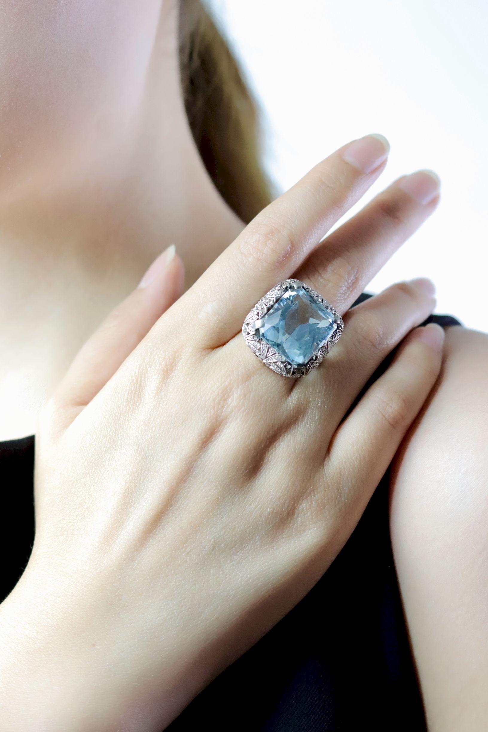 Anello Art Deco in platino con acquamarina

Dimensioni approssimative:
6,5 (misura dell'anello) 
2,3 cm (larghezza)
17,88 mm x 15,56 mm x 10,7 mm (diamante)
12,1 grammi di peso.

* Tutte le dimensioni elencate sopra sono approssimative e si basano