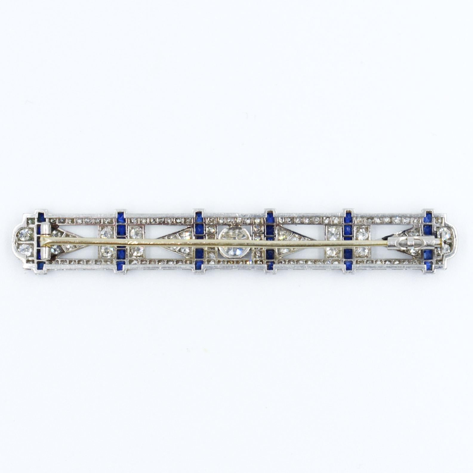 Art Deco platinum bar brooch with diamonds and sapphire For Sale 4