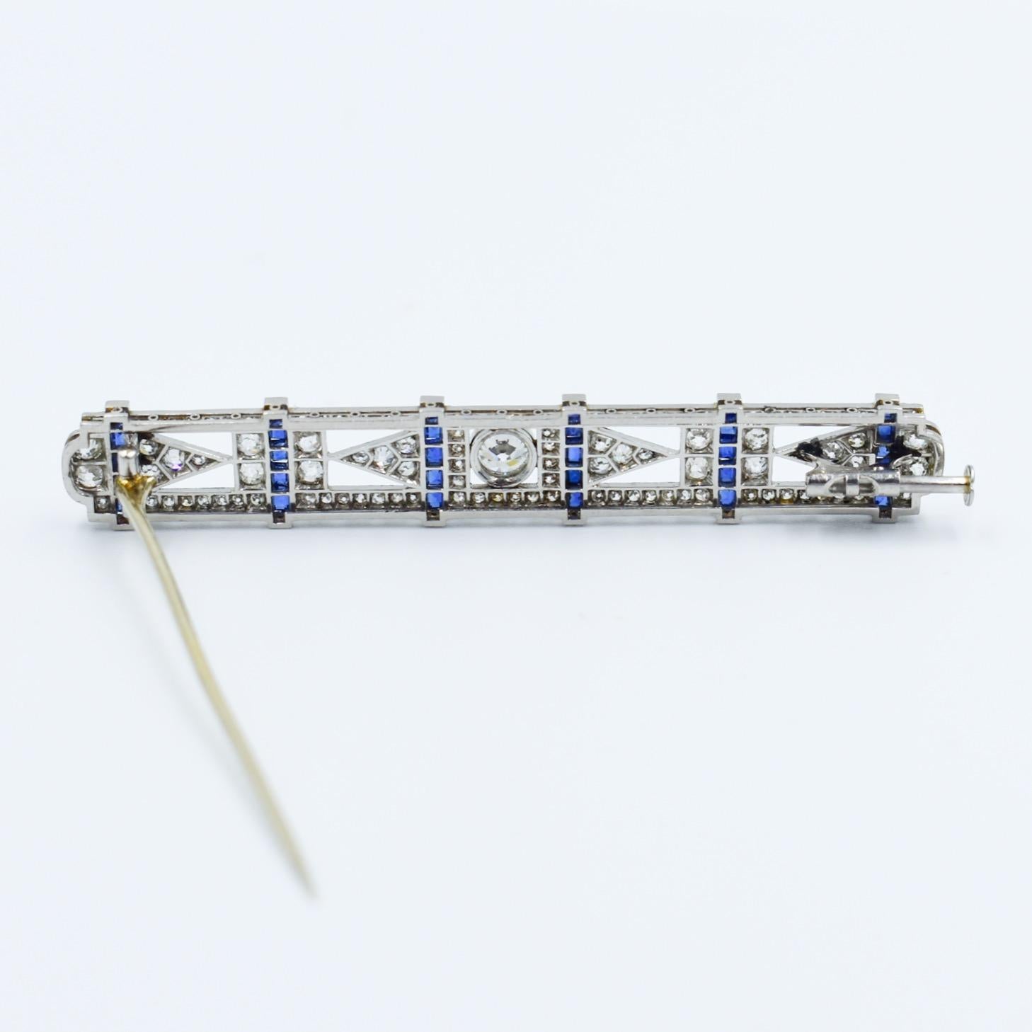 Art Deco platinum bar brooch with diamonds and sapphire For Sale 5
