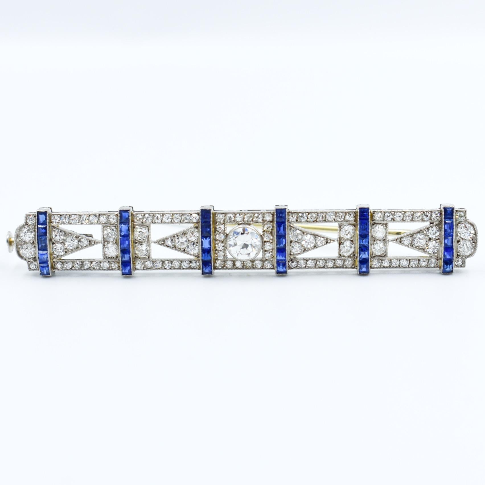 Art Deco platinum bar brooch with diamonds and sapphire For Sale 6