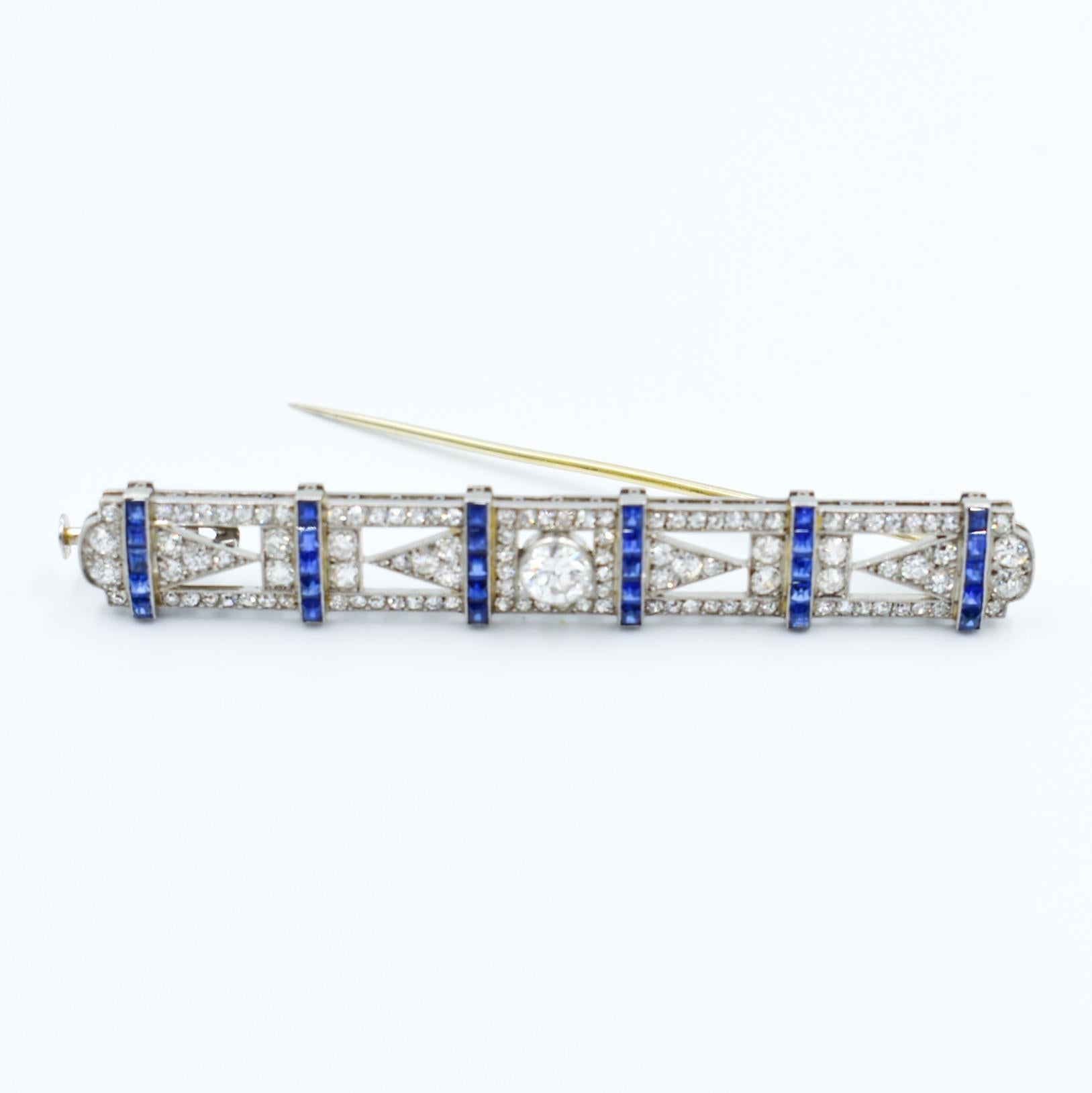 Women's Art Deco platinum bar brooch with diamonds and sapphire For Sale