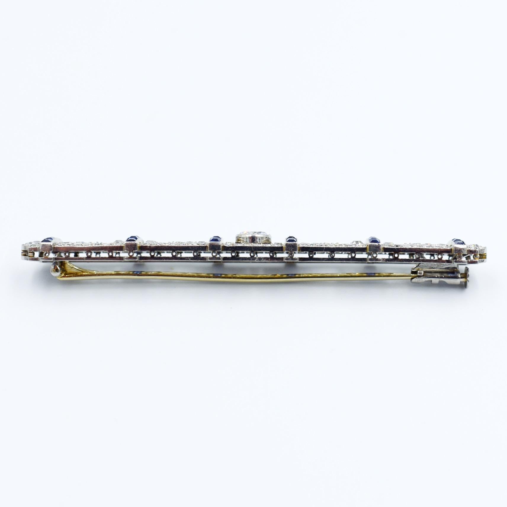 Art Deco platinum bar brooch with diamonds and sapphire For Sale 1