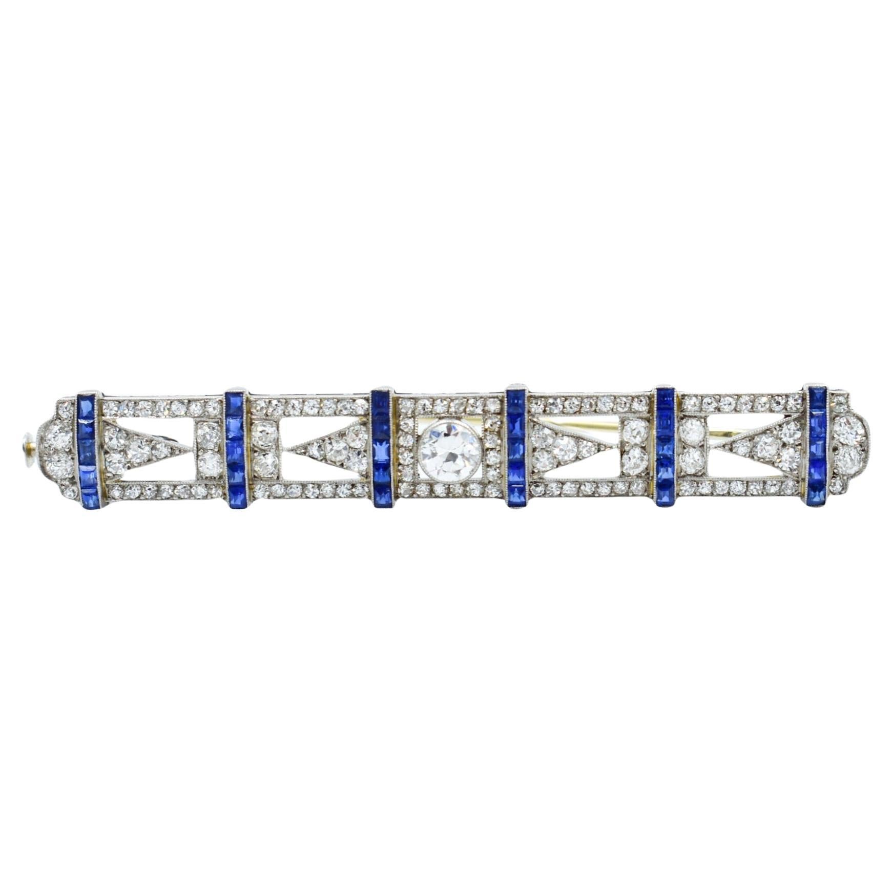 Art Deco platinum bar brooch with diamonds and sapphire For Sale