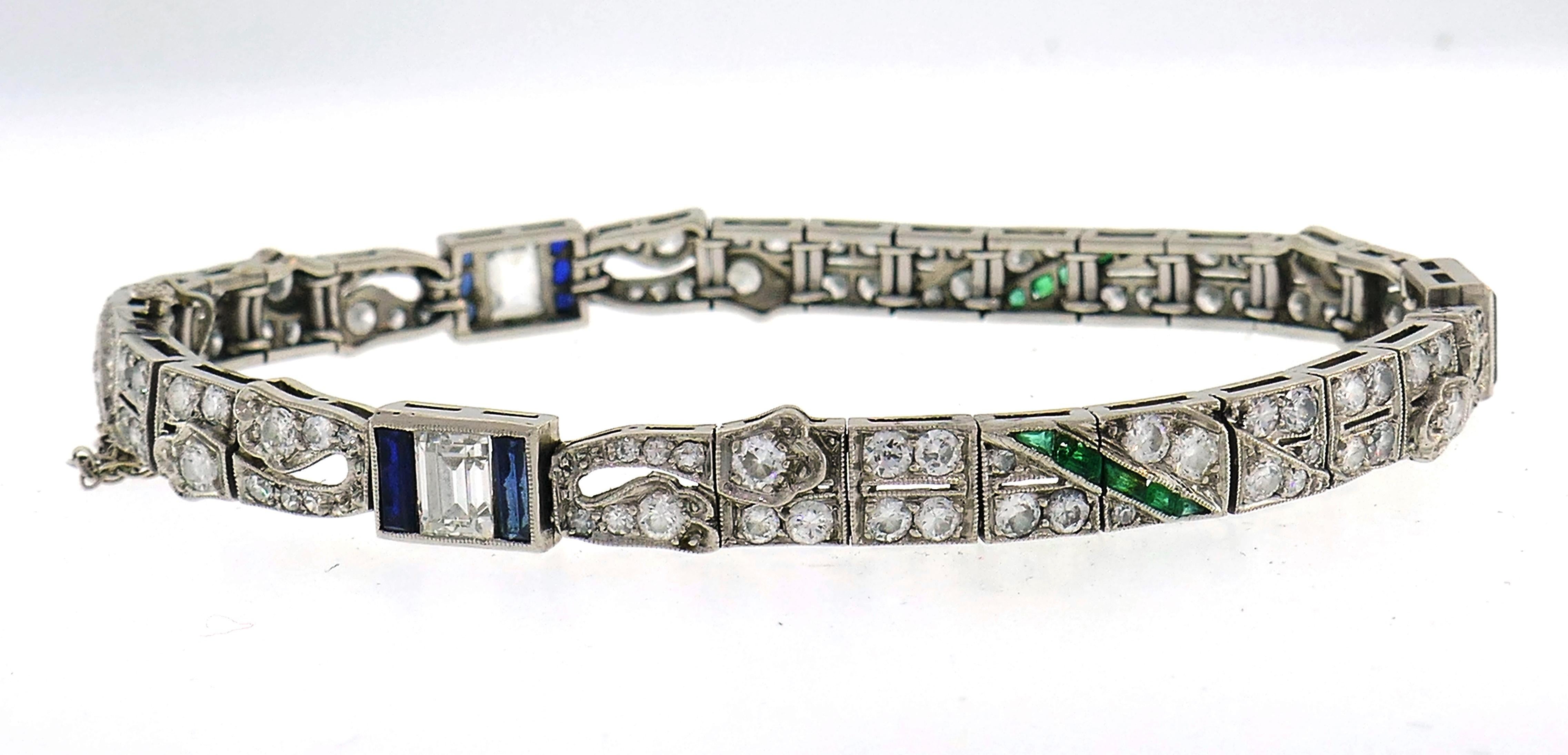 Platinarmband im Art-déco-Stil mit Diamant-Saphir-Smaragd (Gemischter Schliff) im Angebot