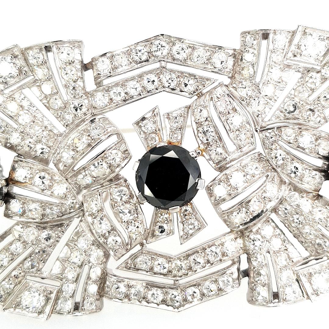 Art Deco Platinum Brooch, 3.70ct Black Diamonds and 5ct White Diamonds In Excellent Condition For Sale In Antwerp, BE