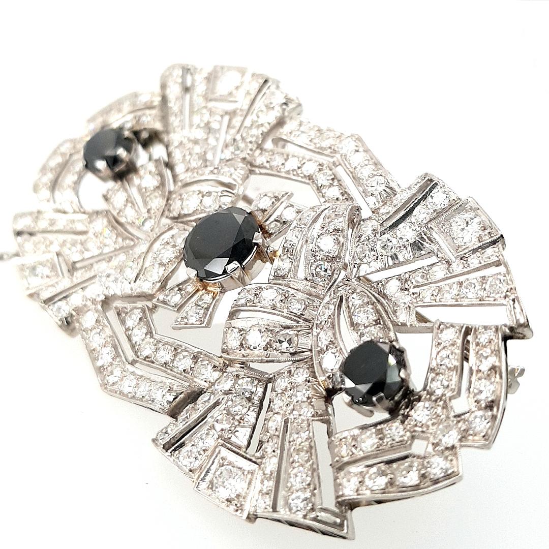 Broche Art déco en platine, diamants noirs de 3,70 carats et diamants blancs de 5 carats en vente 4