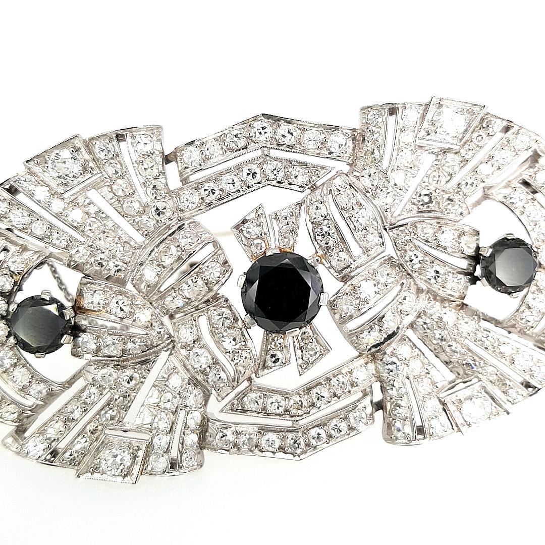 Taille brillant Broche Art déco en platine, diamants noirs de 3,70 carats et diamants blancs de 5 carats en vente