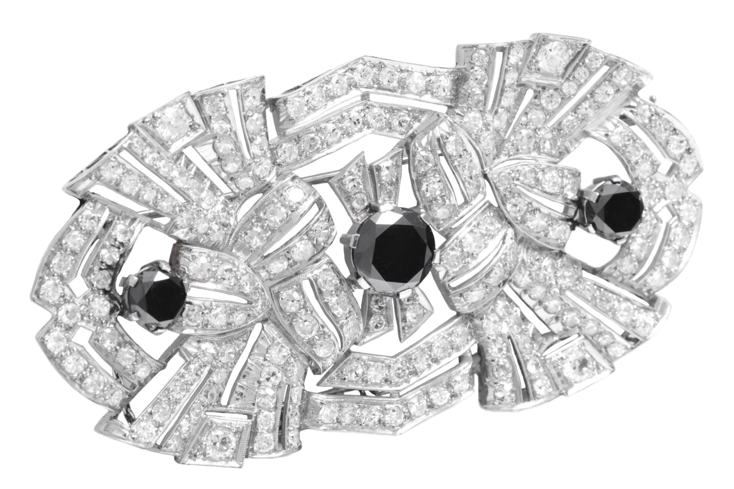 Impresionante y Precioso broche de platino engastado con diamantes blancos y negros, con cadena de seguridad.

Este tipo de artesanía no se ve hoy en día. Completamente hecho a mano.

Diamantes: Diamantes negros aprox. 3,70 quilates, diamantes