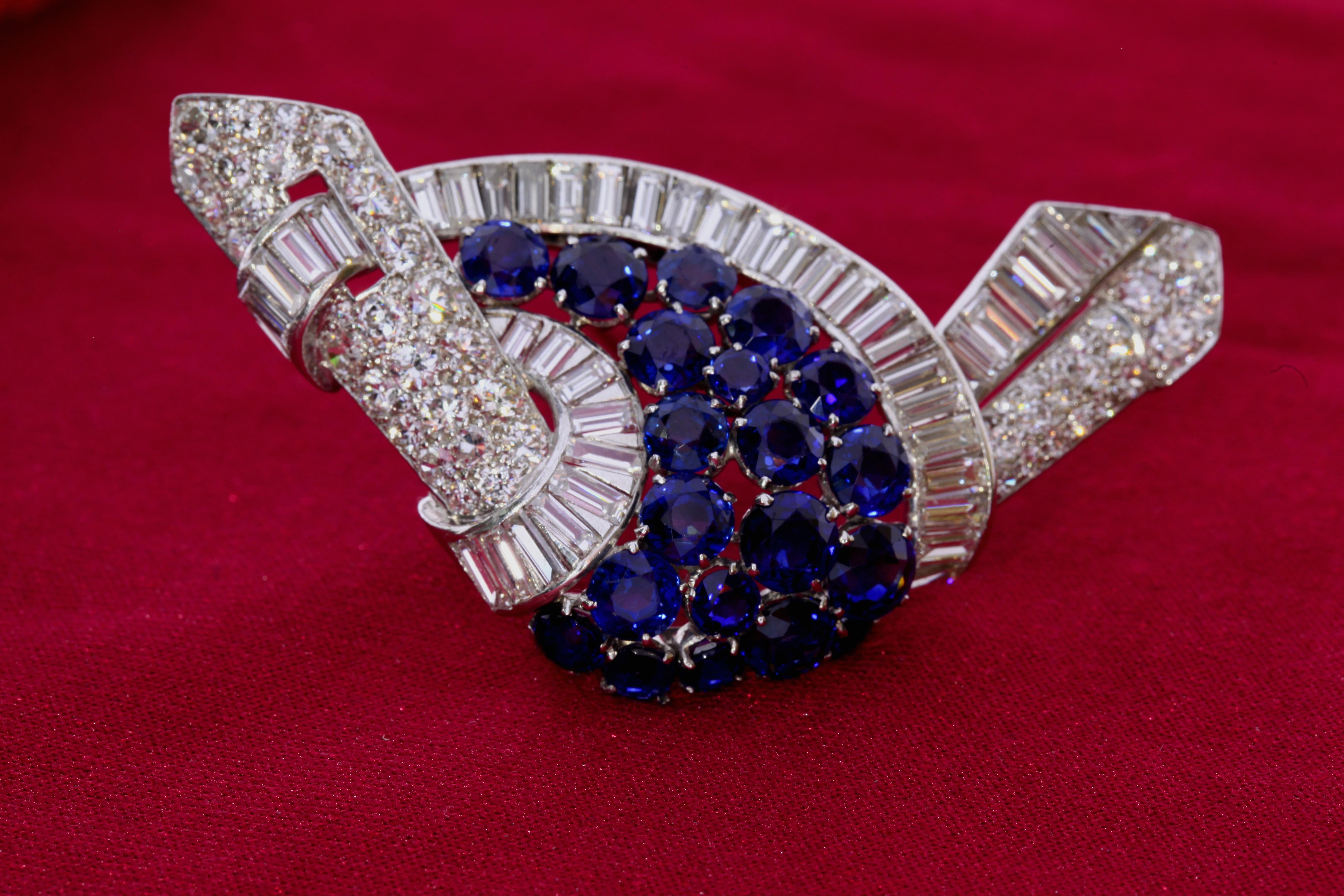 Art Deco Platinum Brooch with Diamonds and Sapphires from circa 1935 (Rundschliff) im Angebot