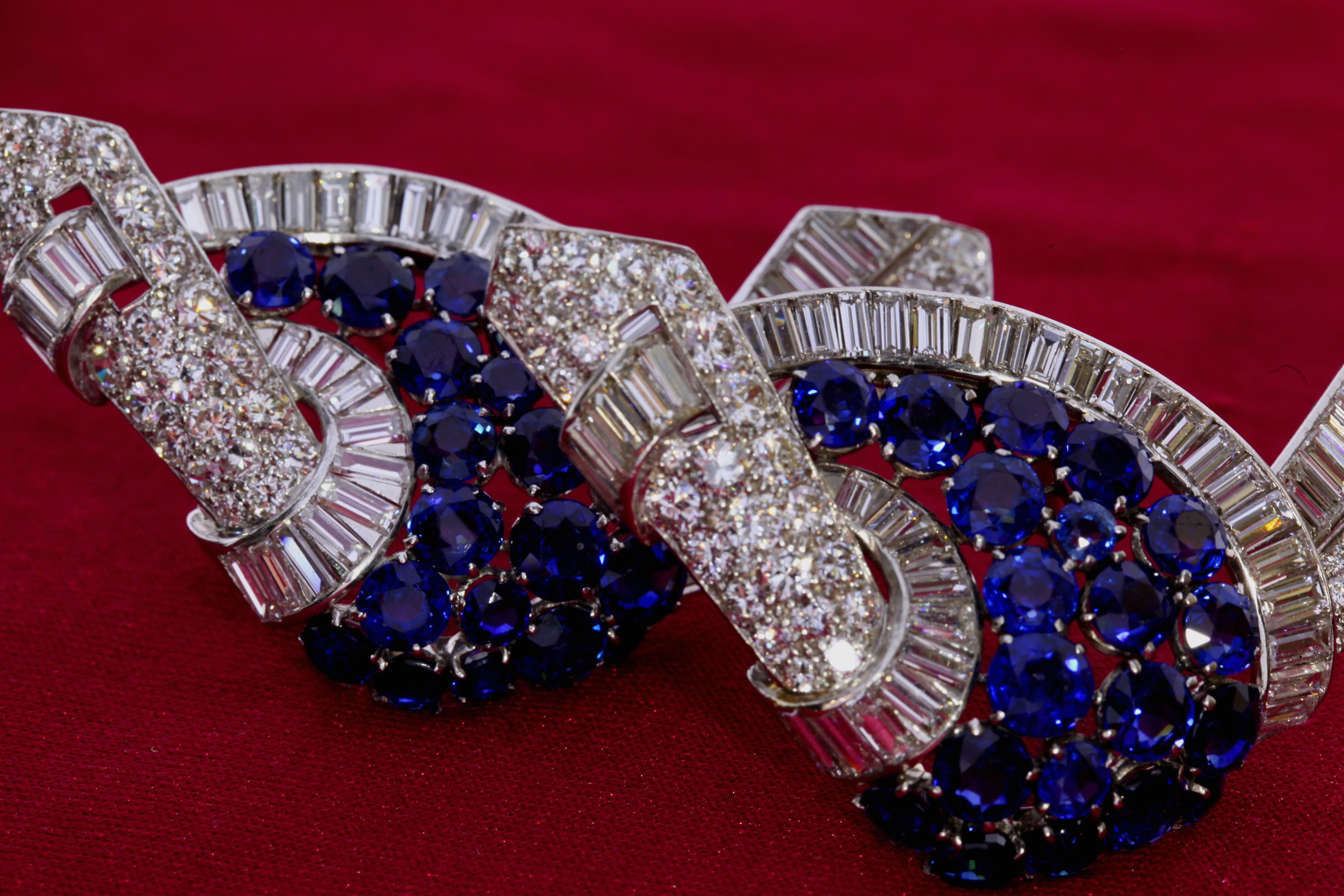 Art Deco Platinum Brooch with Diamonds and Sapphires from circa 1935 im Zustand „Gut“ im Angebot in New York, NY