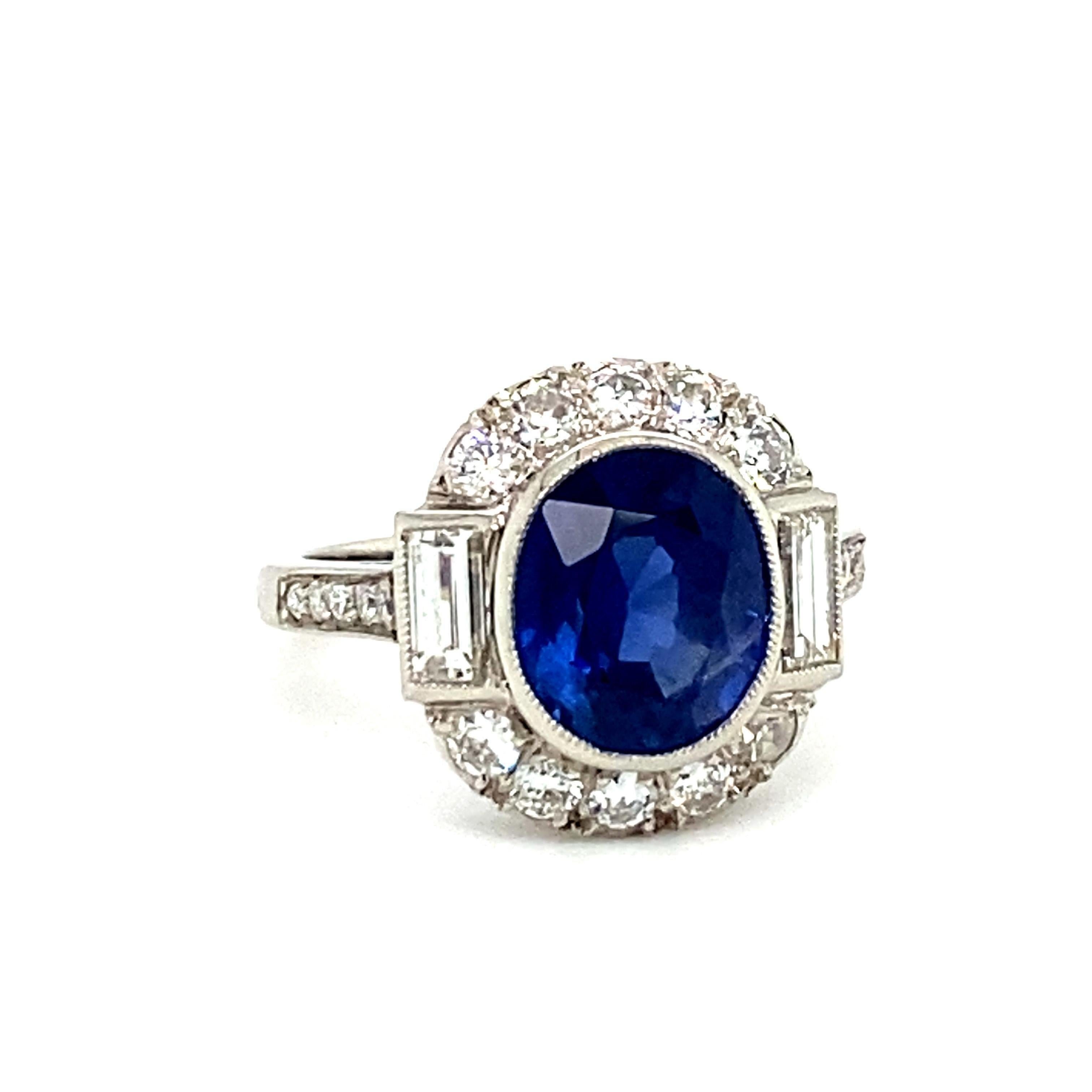 Superbe bague de cocktail/de fiançailles Art Déco en platine avec saphir de Birmanie et diamants.  
Fabriqué à la main en platine et serti d'un saphir birman ovale non chauffé d'environ 4,2 carats, entouré d'un entourage de diamants composé de 10