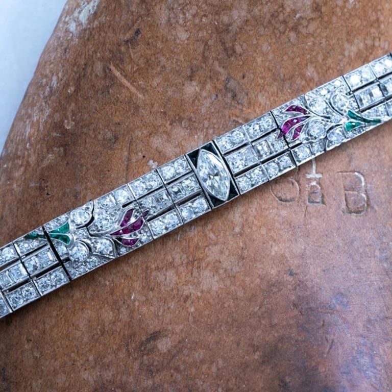 Art Deco Platinum Carre Cut Diamond and Colombian Emerald, Onyx and Ruby In Excellent Condition In New York, NY