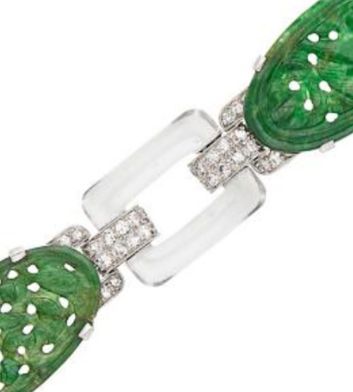 Taille ronde Bracelet en platine Art Deco, jade naturel sculpté, cristal de roche et diamants en vente