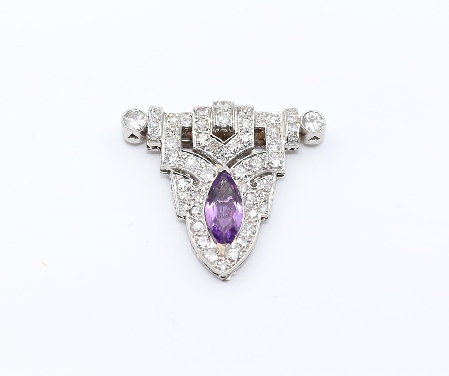Art Deco Platinum Clip Brooch Amethyst 3 Ct Diamonds Unisex, 1920

This is a stunning Art Deco clip in Platinum, set with Diamonds of various sizes, totaling an approximate weight of 3 Carats. The clip features typical geometric designs of the Art