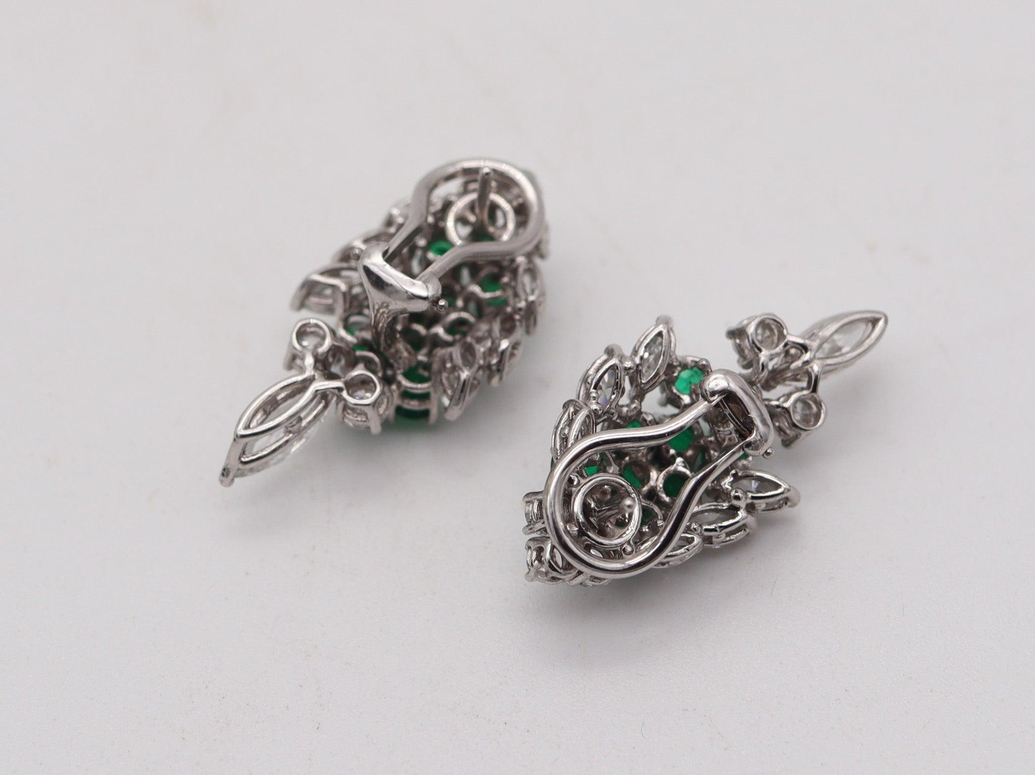 Taglio misto ART-DECO Orecchini in platino a grappolo con diamanti e smeraldi da 6,24 carati in vendita