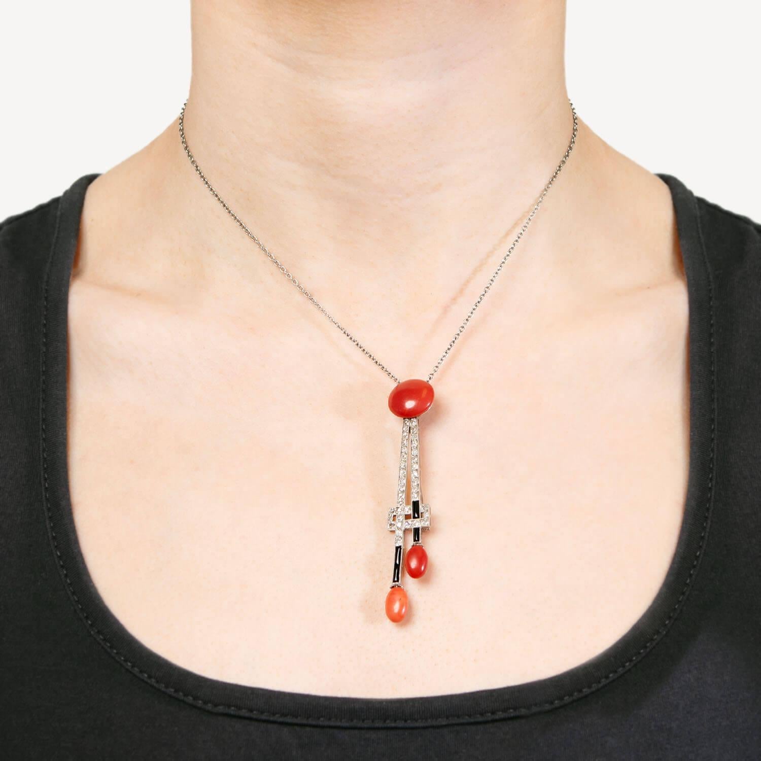Grezzo Spilla/pendente Art Deco in platino con corallo, onice e diamanti in vendita
