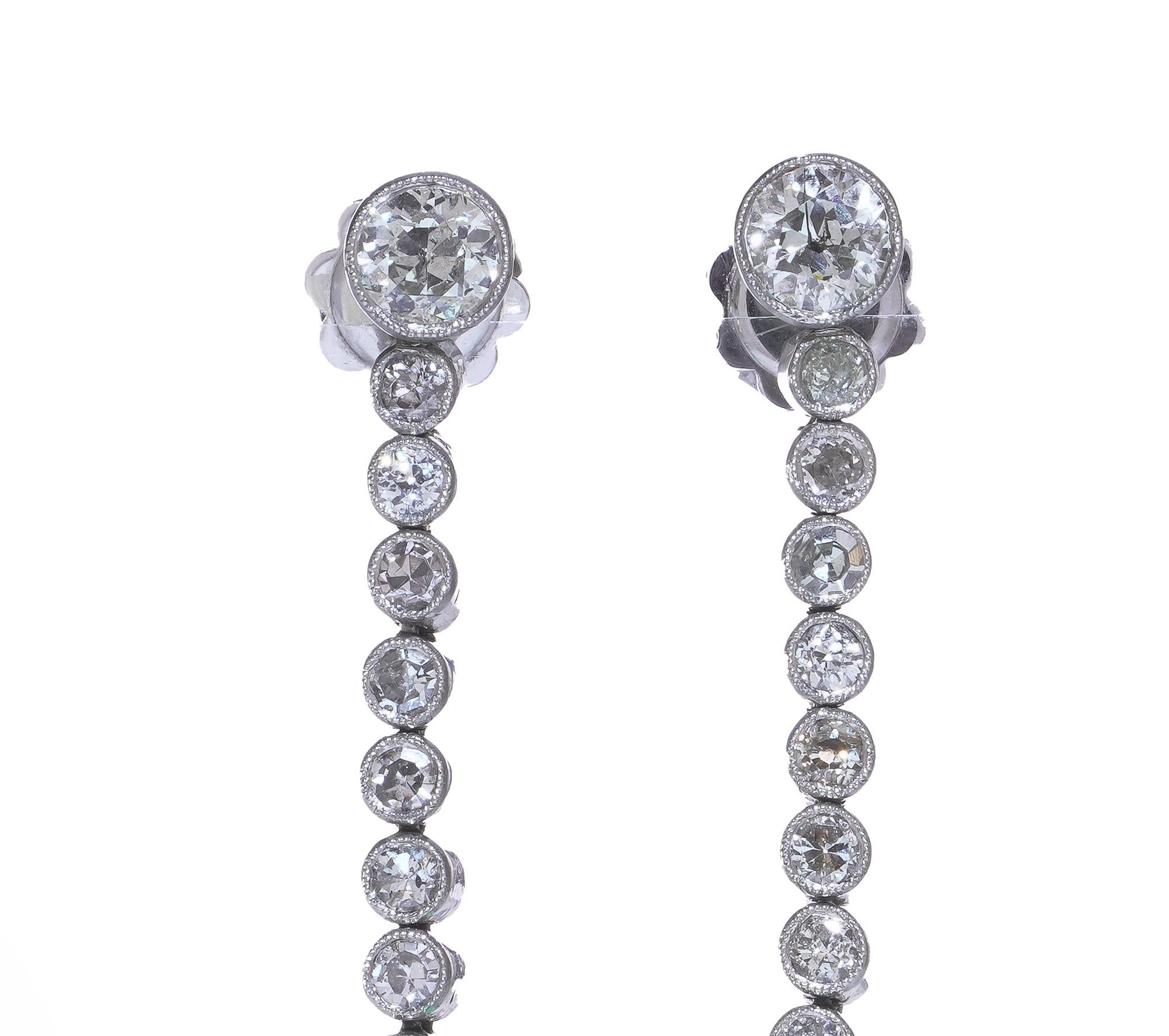 Art Déco Orecchini Art Deco in platino con diamante e smeraldo colombiano in vendita