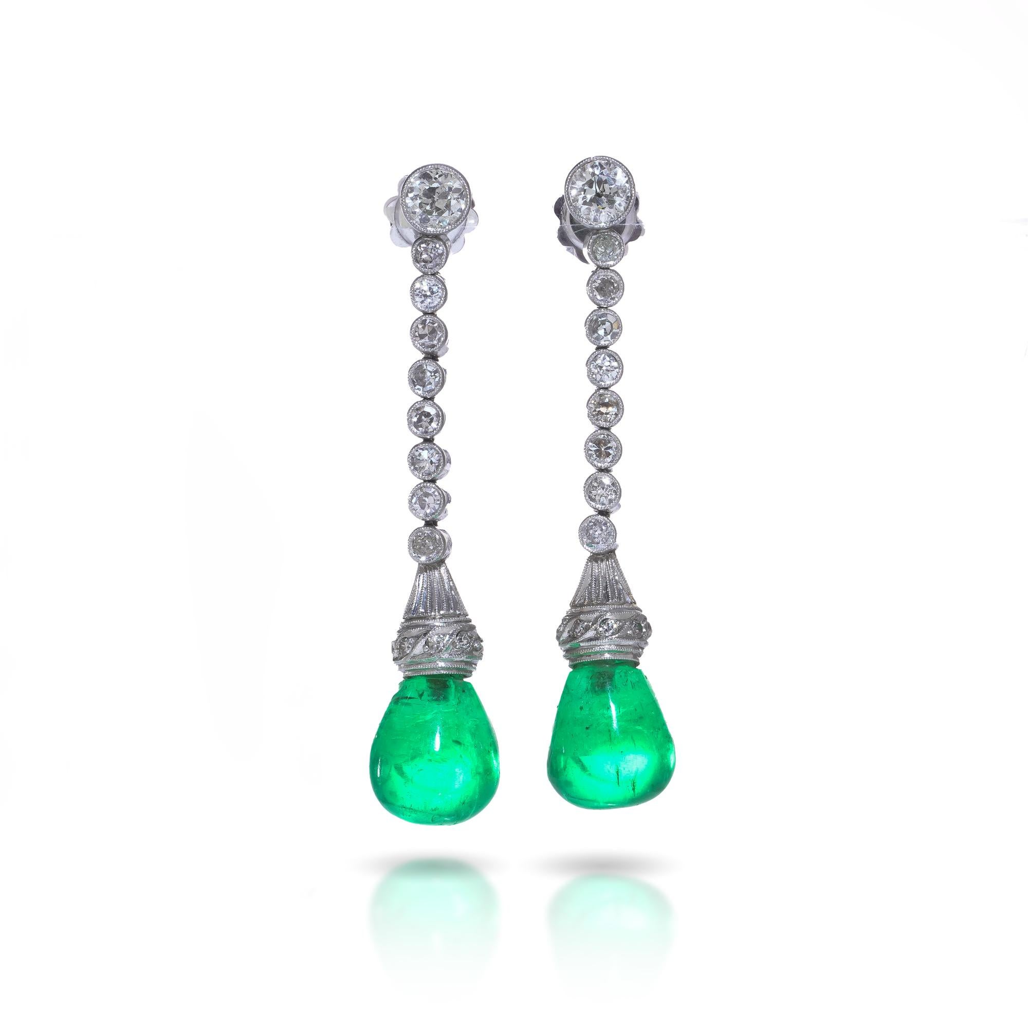 Cabochon Orecchini Art Deco in platino con diamante e smeraldo colombiano in vendita