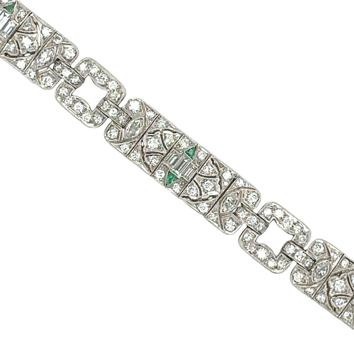 Te presentamos un exquisito brazalete Art Déco de platino que personifica la elegancia de los años veinte. Esta asombrosa pieza presenta un impresionante conjunto de 173 diamantes, entre ellos diamantes de talla europea antigua, talla redonda de