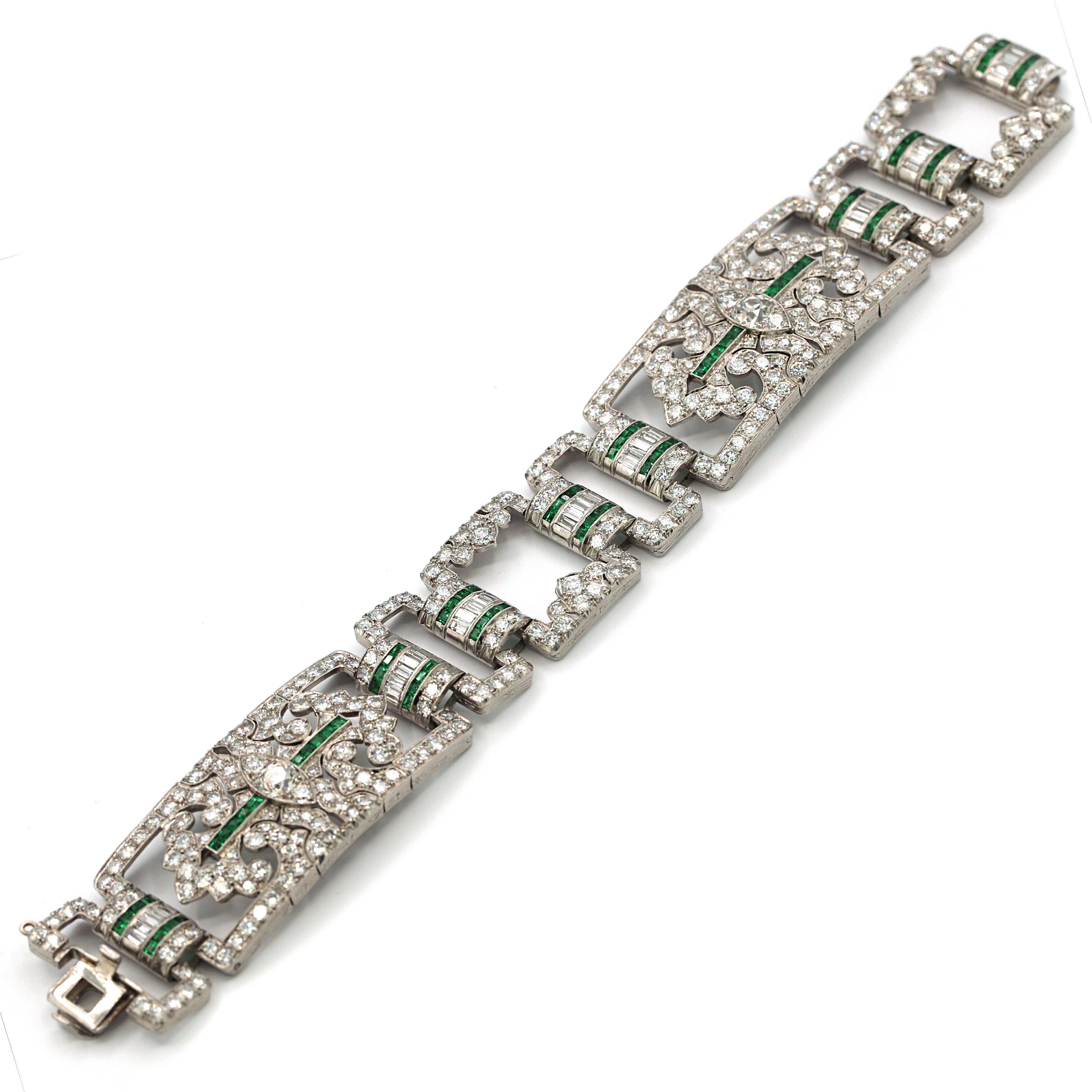 This stunning ArtDeco Platinum Bracelet features over 17.50 carats of white round and baggutte diamonds along with square cut green Emeralds, and flawless workmanship. 
beautiful details and articulated design.
19.5cm in length and 2.3cm in