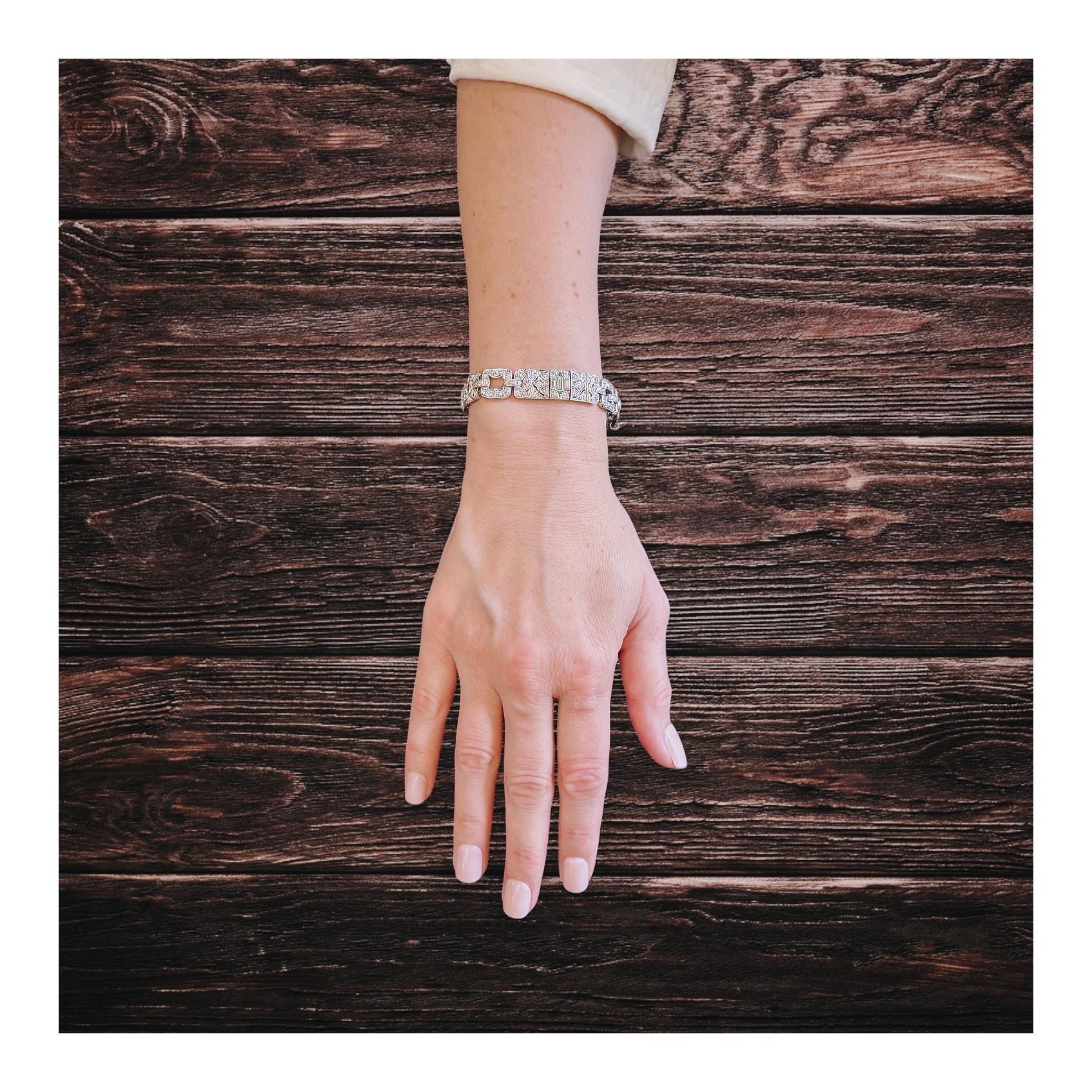 Pulsera Art Déco de Platino, Diamantes y Esmeraldas en Bueno estado para la venta en Beverly Hills, CA