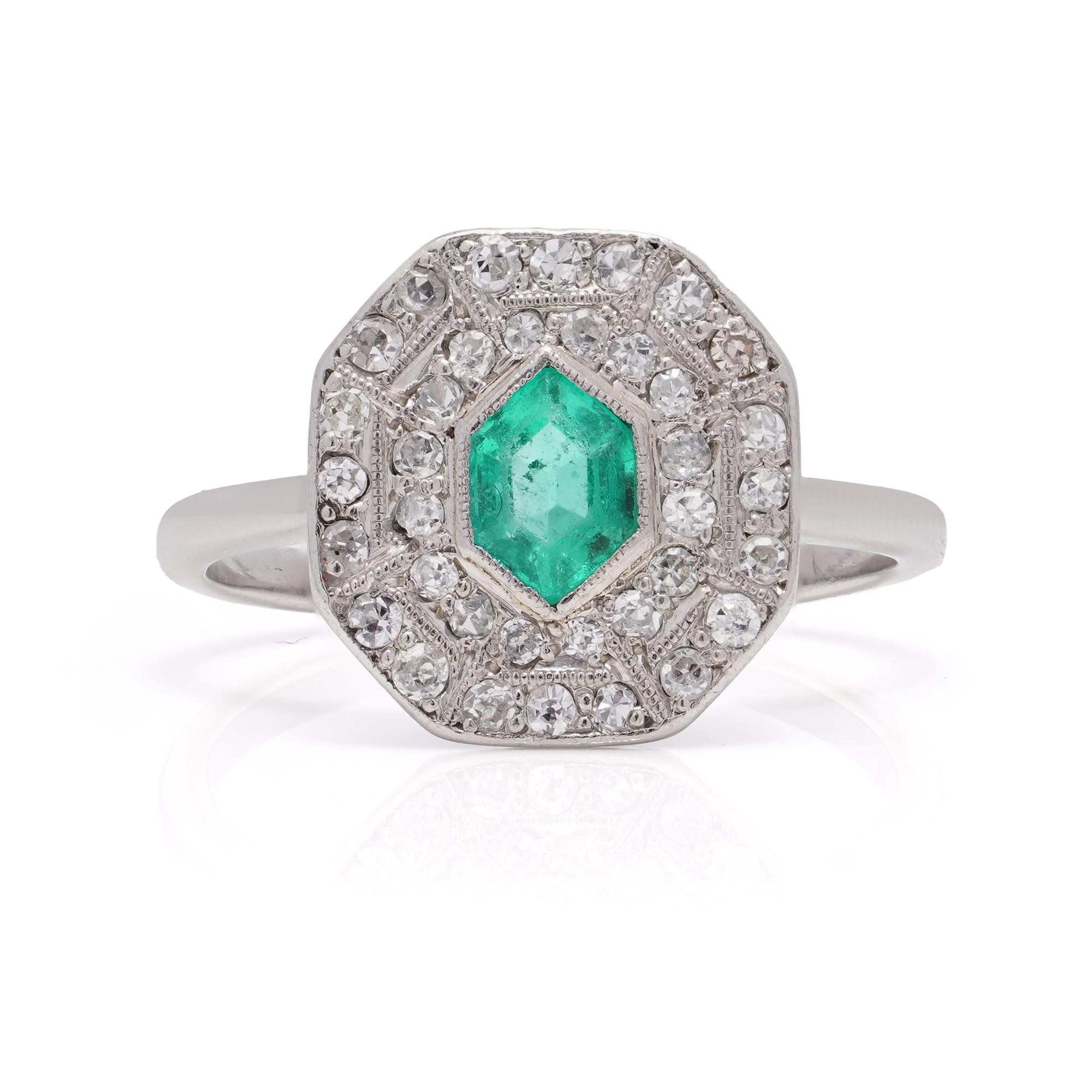 Bague Art déco en platine avec diamants et émeraudes. 

Dimensions -
Taille de la bague (UK) = O (EU) = 56 (US) = 7,5 
Poids : 4,00 grammes
Emeraude -
Quantité : 1
Coupe : Hexagone 
Poids total en carats : 0,37 carats 

Diamants  -
Quantité : 36